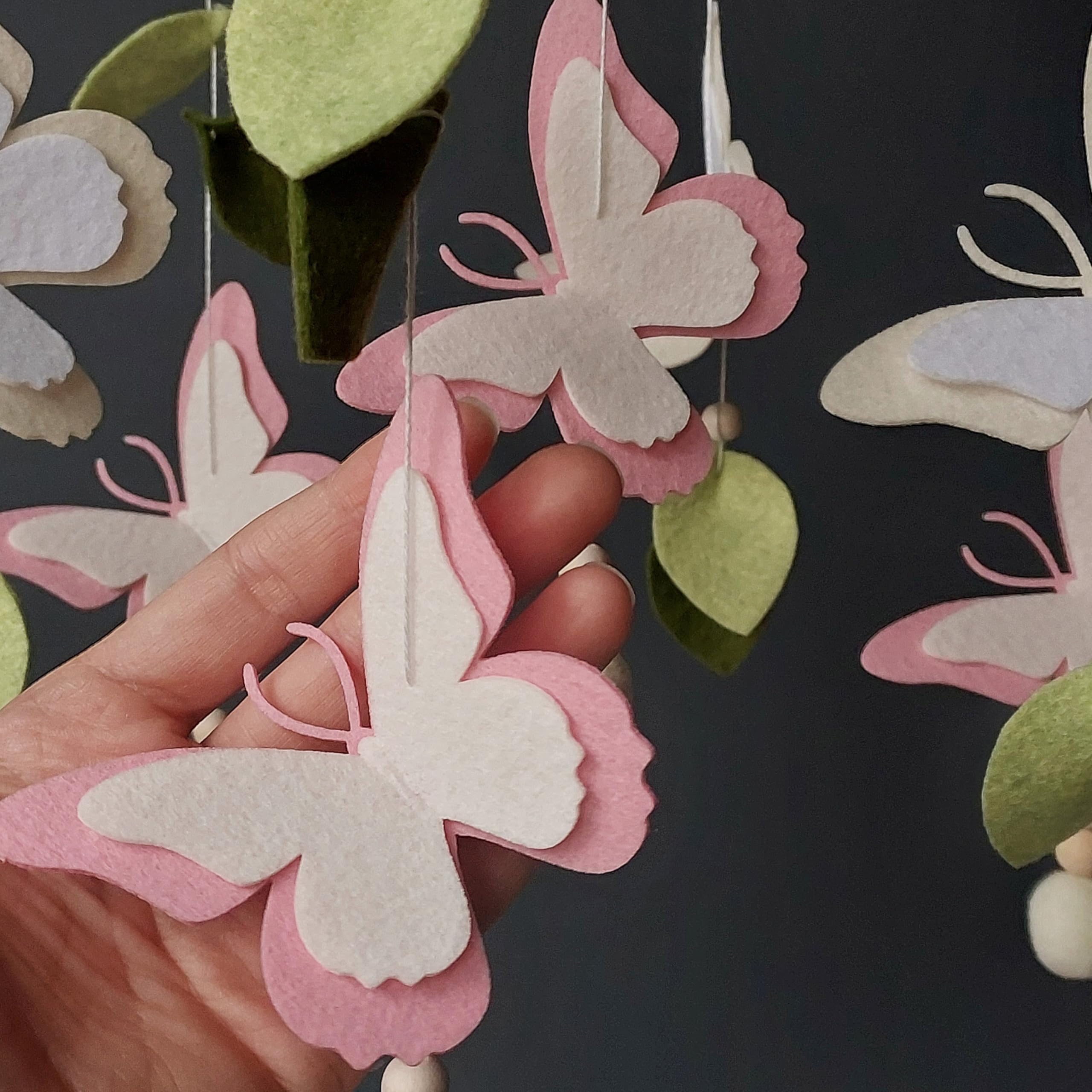 Schmetterlings Baby Mobile für Mädchen – Florales Filz-Mobile mit Blättern & Blumen – Botanische Boho Deko fürs Babyzimmer – Handgemachtes Hängemobile für Wiege oder Kinderbett