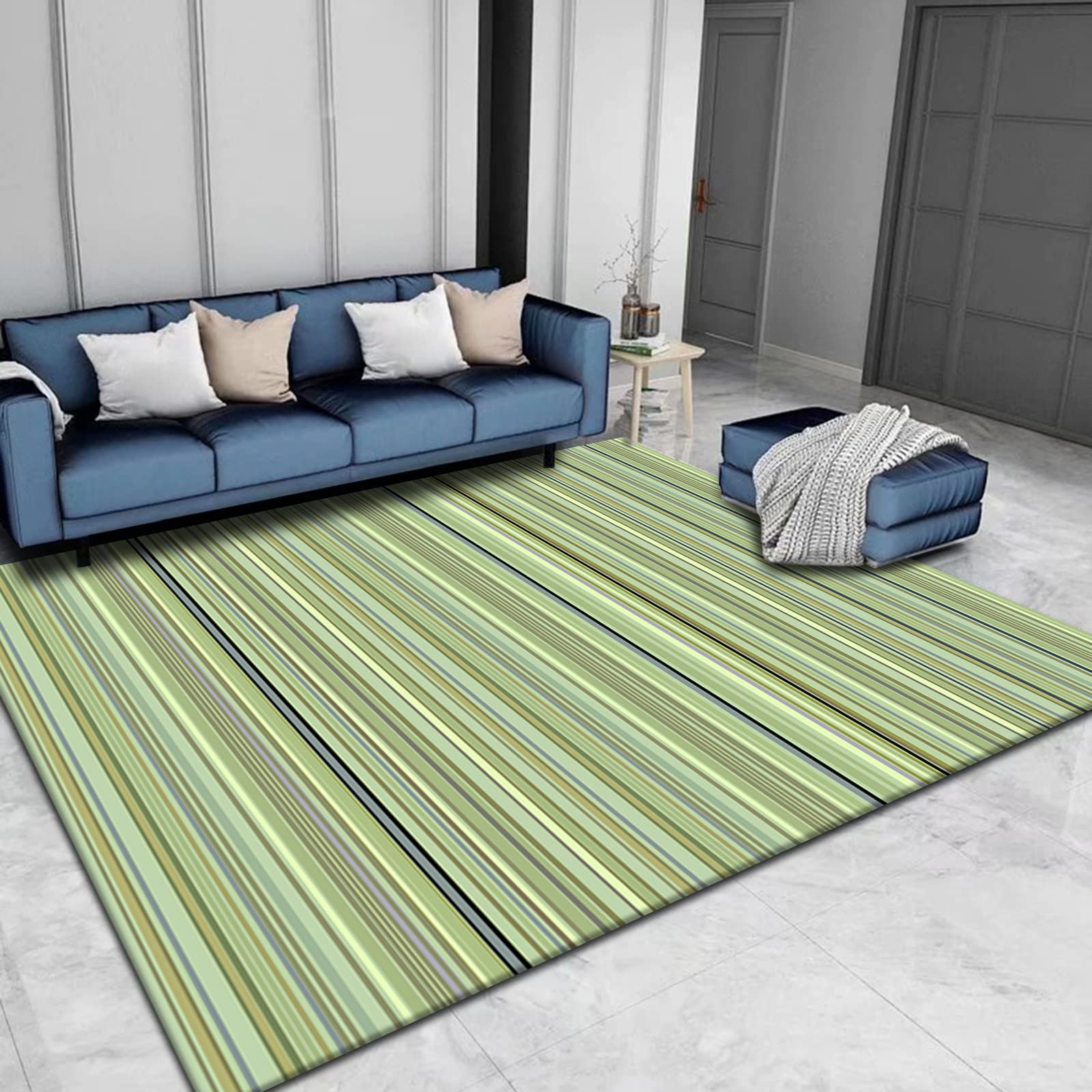 Tapis marocain à rayures crée un salon cocooning et moderne