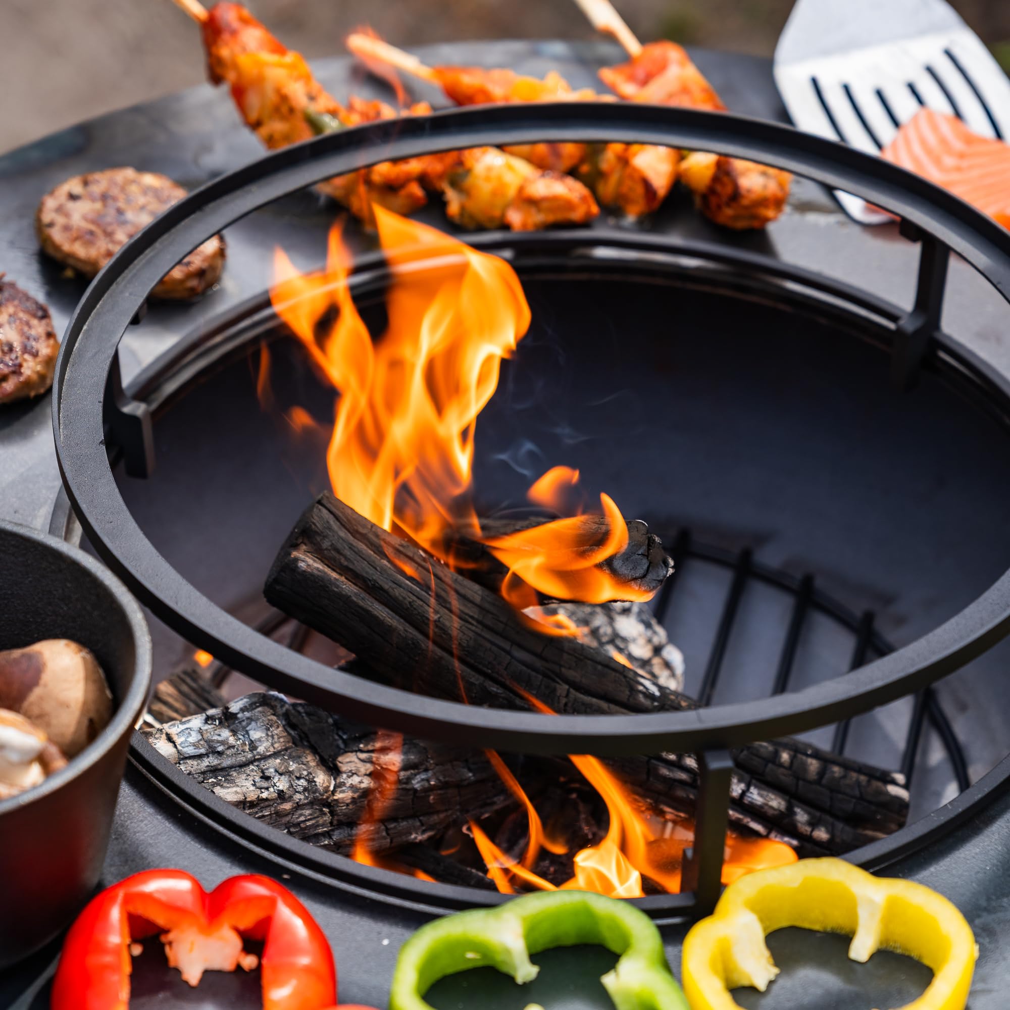 Barbecue Plancha Camarada in acciaio Corten 2.0, con attizzatoio in legno e contenitore in legno, diametro: 70 cm