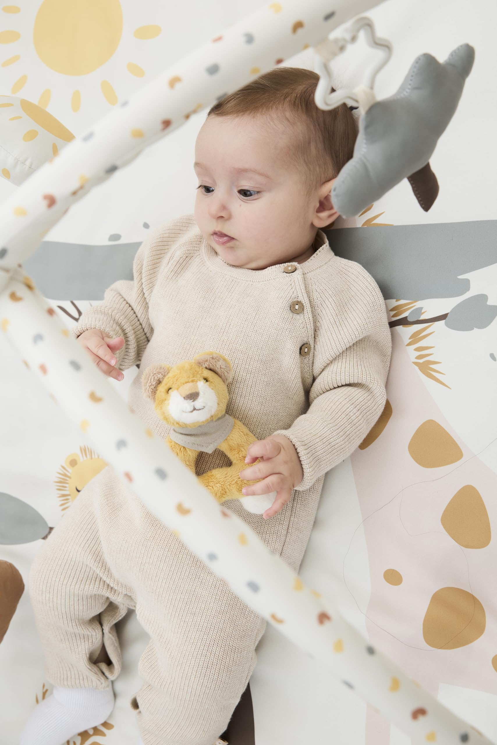 Sterntaler Spielbogen Giraffe & Löwe – weiche Spieldecke mit Druckmotiv – abnehmbare Spielfiguren mit Knisterpapier, Rassel & Quietsche – Baby Activity Decke, ab Geburt - 80x80 cm, ecru