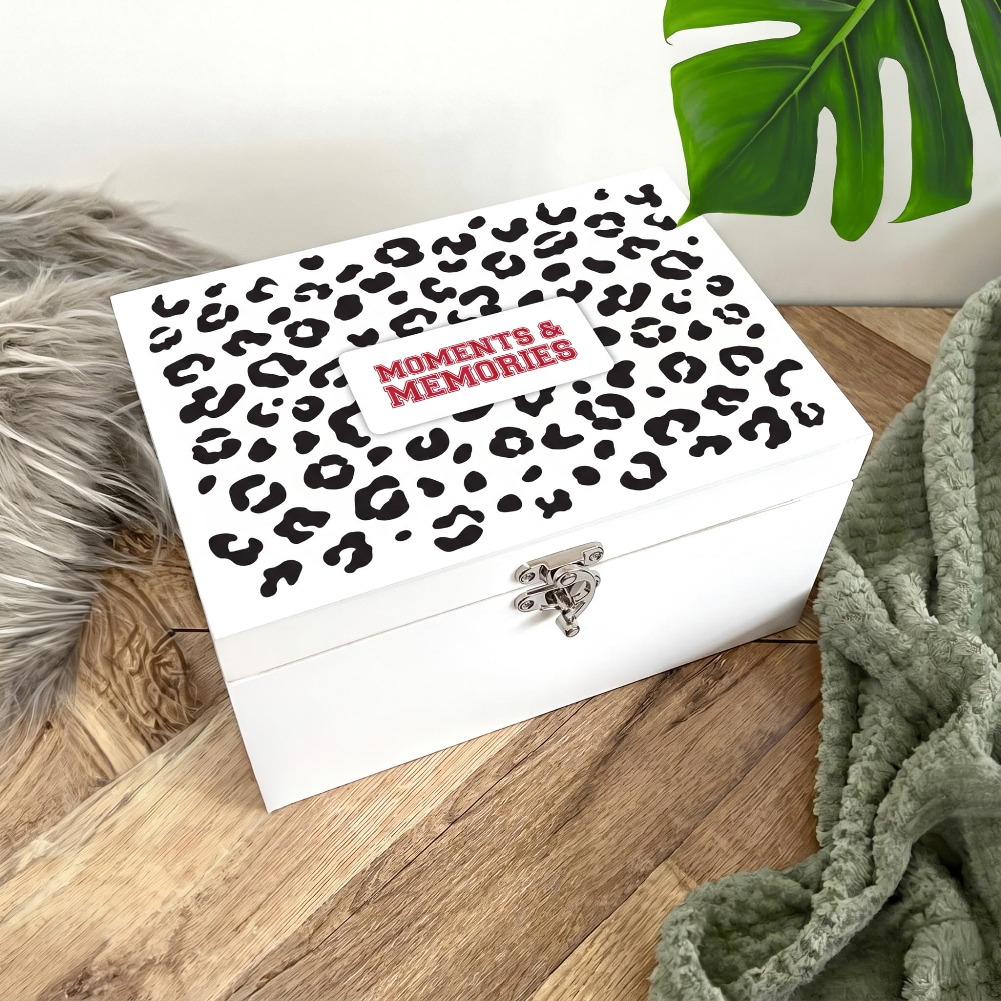 Scatola dei ricordi in legno bianco con stampa leopardata rossa, scatola per ricordi e momenti | Regalo per lei, compleanno, damigella d'onore o laurea | Scrigno dei ricordi bianco | 27 cm x 19 cm x