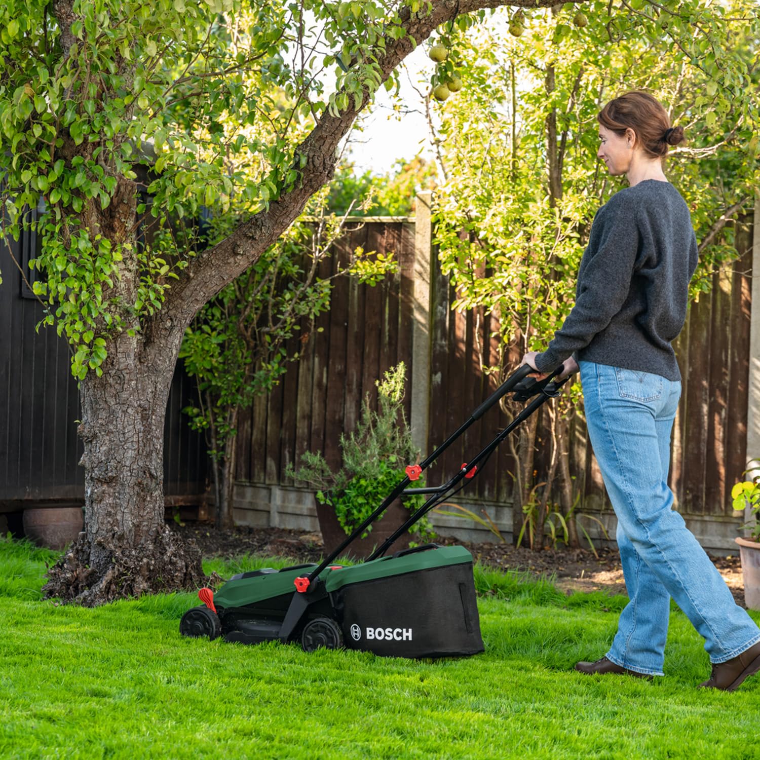 Bosch ROTAK18V-32 Akku-Rasenmäher 32 cm Schnittbreite 25-65 mm 35 l Grasfangkorb inkl. Akku Ladegerät