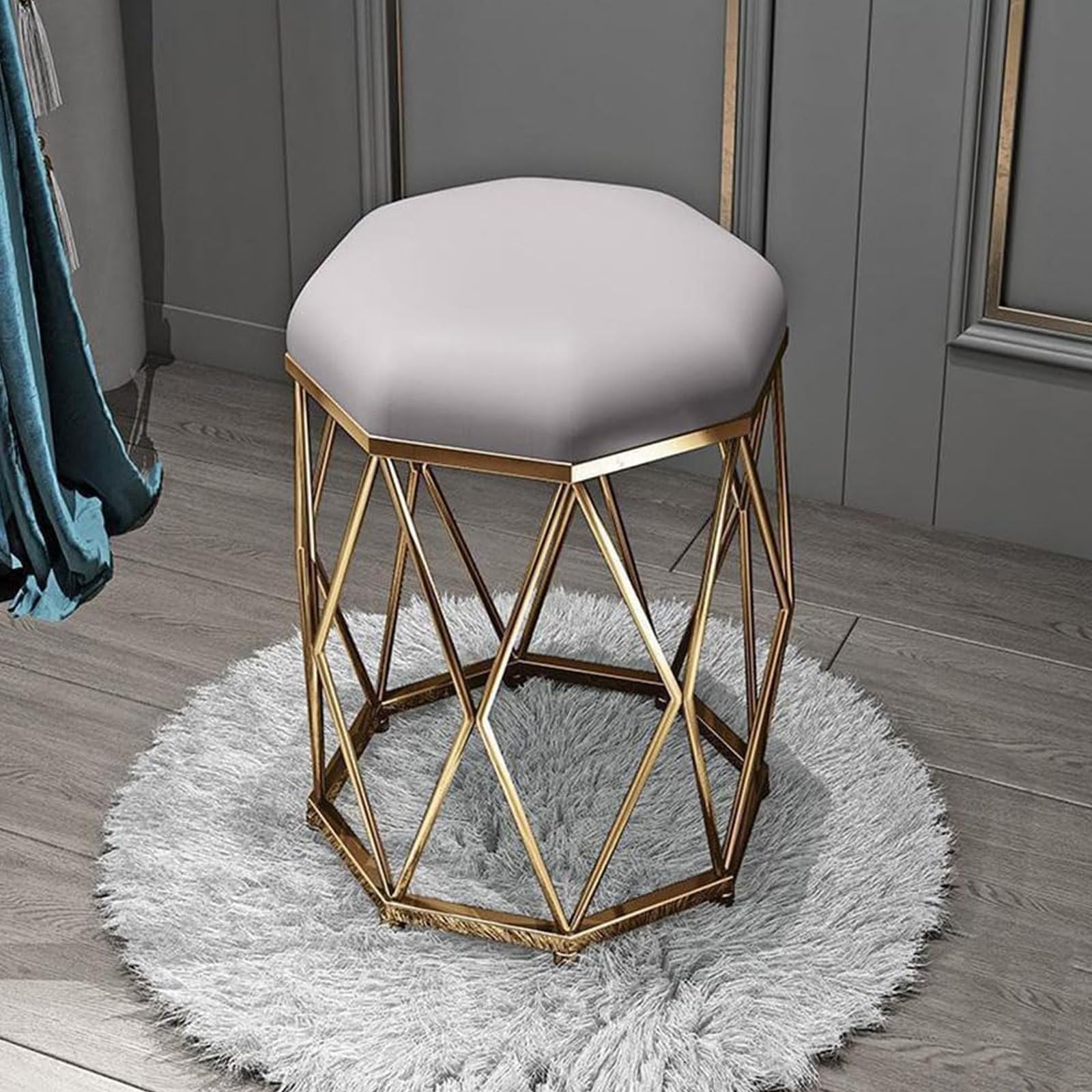 Taburete de terciopelo gris claro acolchado con patas doradas para salón