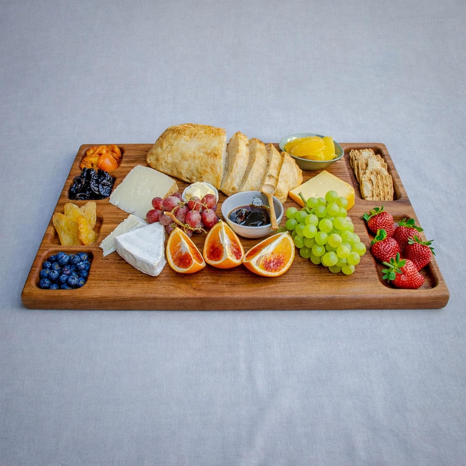 – Zambezi Redwood Cutting Board, Handcrafted, Double-Sided with Juice Groove & Side Pockets, Extra Large (24 x 16 x 1.5 in), Made in South Africa