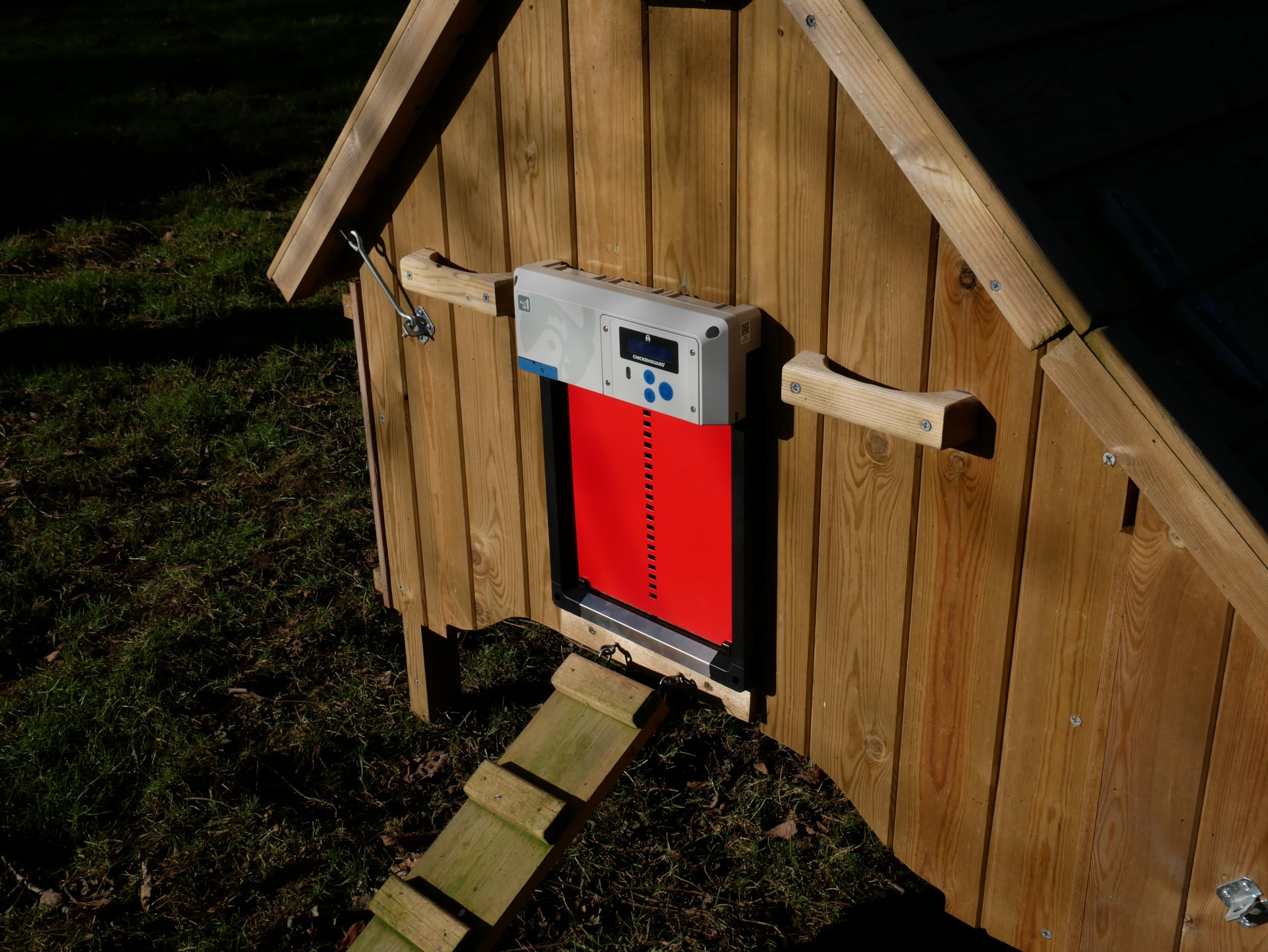 Hühnerklappe Automatisch ChickenGuard All-in-One, Hühnerstalltürfarben in Vier Farben, Timer/Lichtsensor, Auto-Stop, Raubtiersicher, Wintermodus-Power-Boost, Batterien Enthalten (Rot + Batterien)