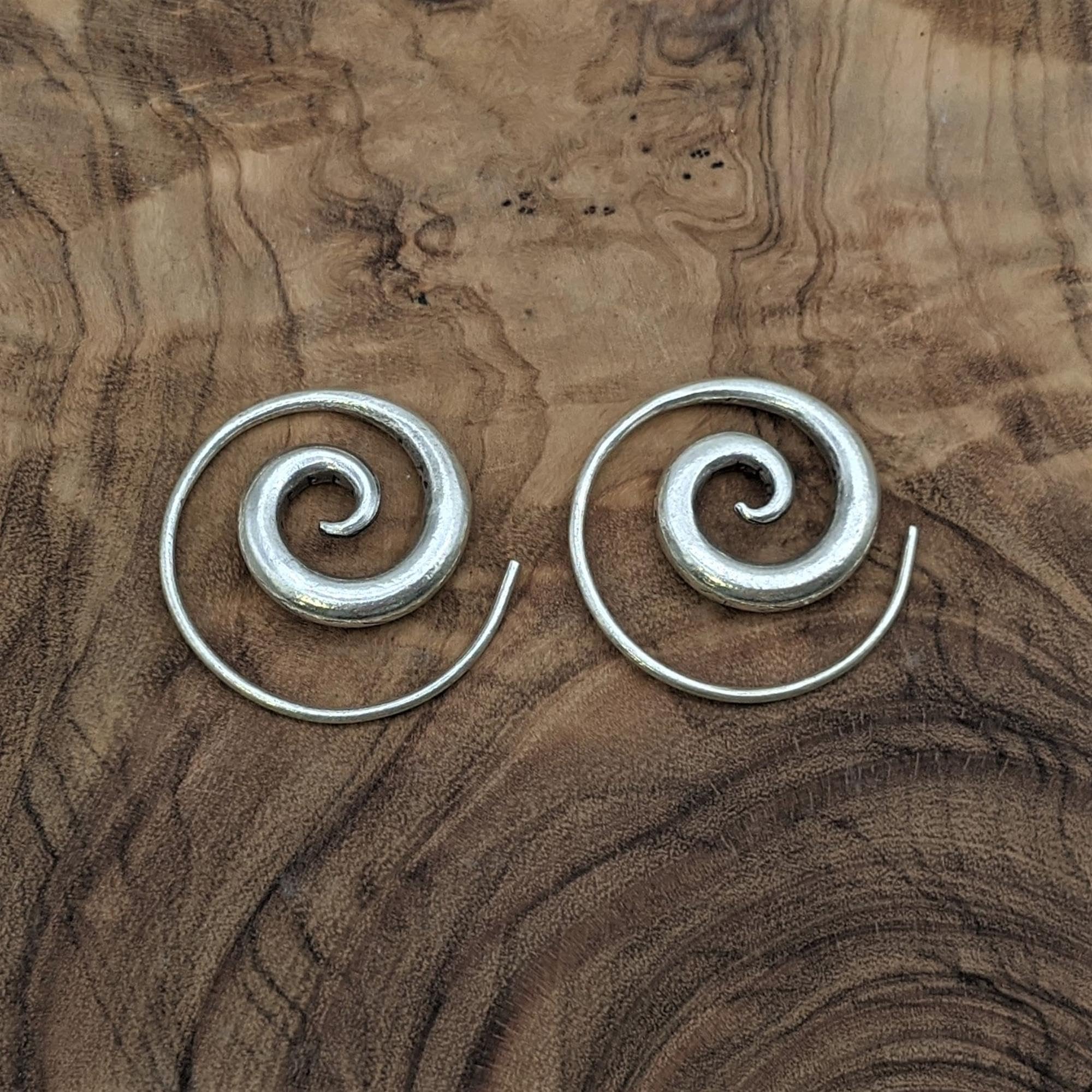 81stgeneration Karen Hill Tribe Pendientes de Plata con Espiral | Aros Tribales de Plata Pura 999 para Mujer | Pendientes de Aro Bohemios Hechos a Mano de 20mm | Diseño Minimalista para Uso Diario