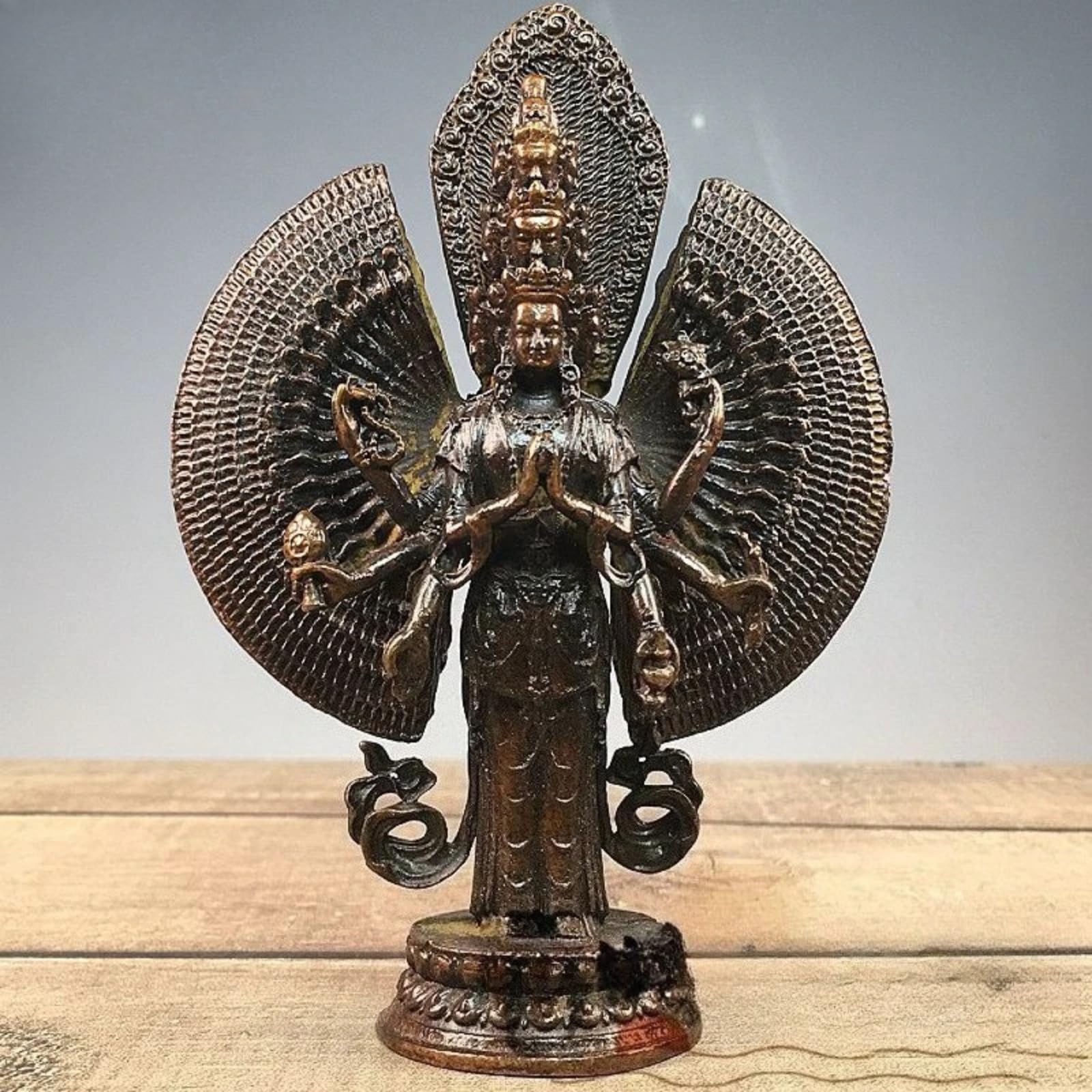Statue de Bouddha Guanyin en cuivre pur, ornement Feng Shui de prestige