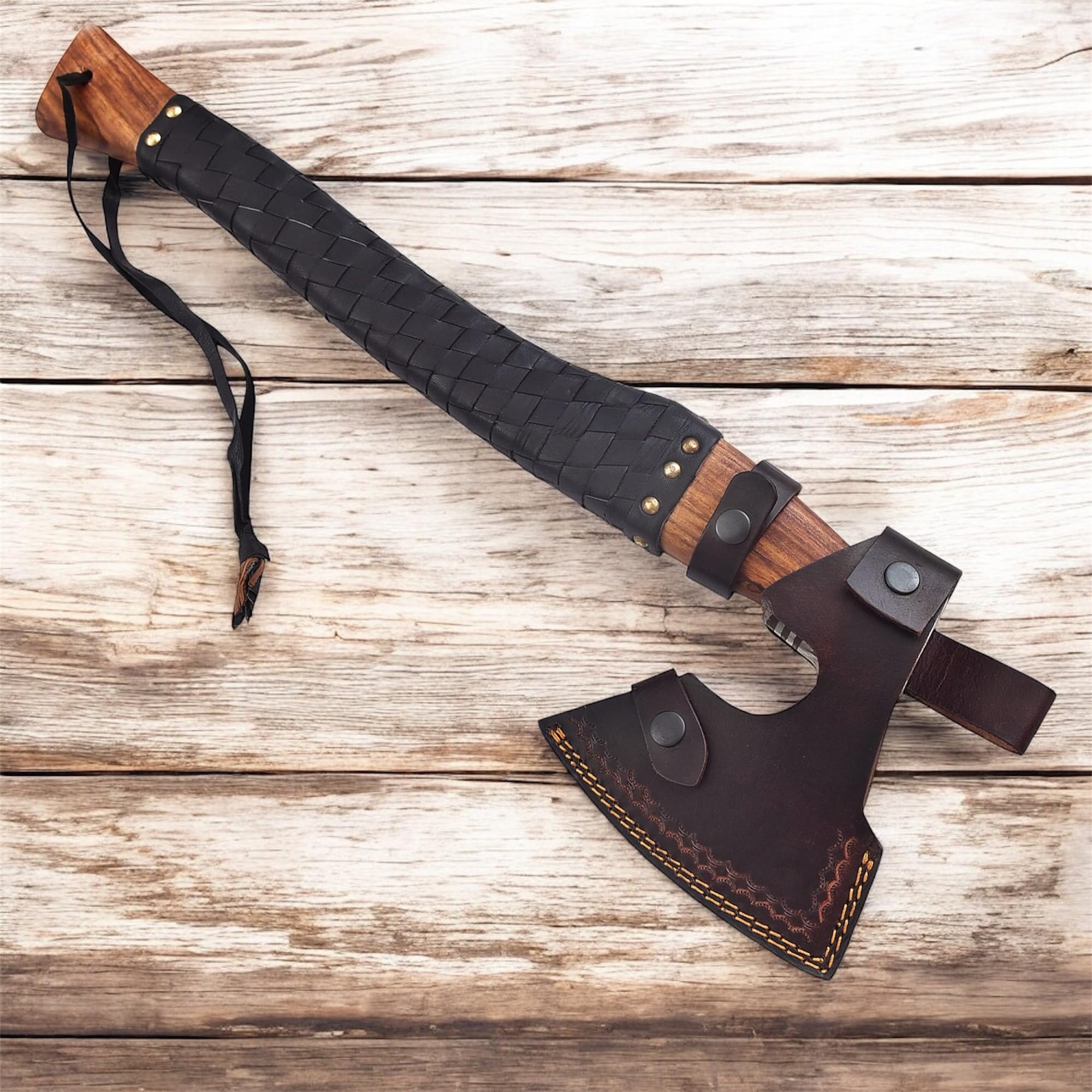 HACHE DE VIKING DÉCORATION LARP, CADEAU POUR LES FANS DE VIKING, Étui de transport, revêtement antiadhésif, lame en acier de haute qualité - manche en bois, longueur : 52 cm, 1 kg Cadeau d'anniversair