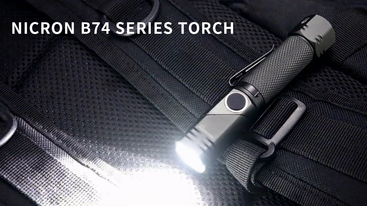 Torcia LED NICRON B74 700 Lumen - Ricaricabile, Testa Girevole 90&deg;, Impermeabile IP65 Per Trekking