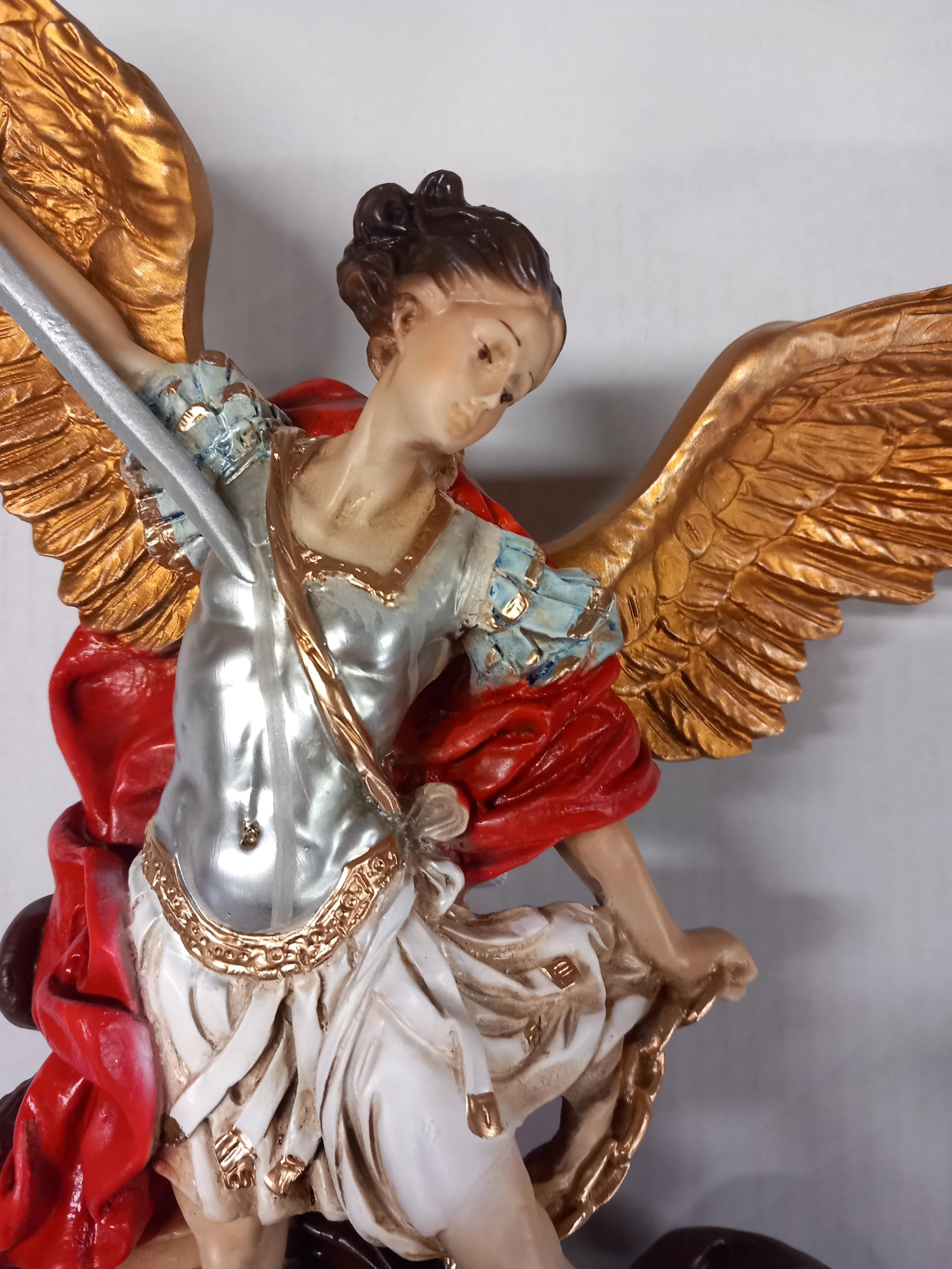 Generico ArteSacraCaravaggio Statua di San Michele Arcangelo, in marmo resina cm 41 all'ala, per interni ed esterni, decorata a mano, produzione artigianale