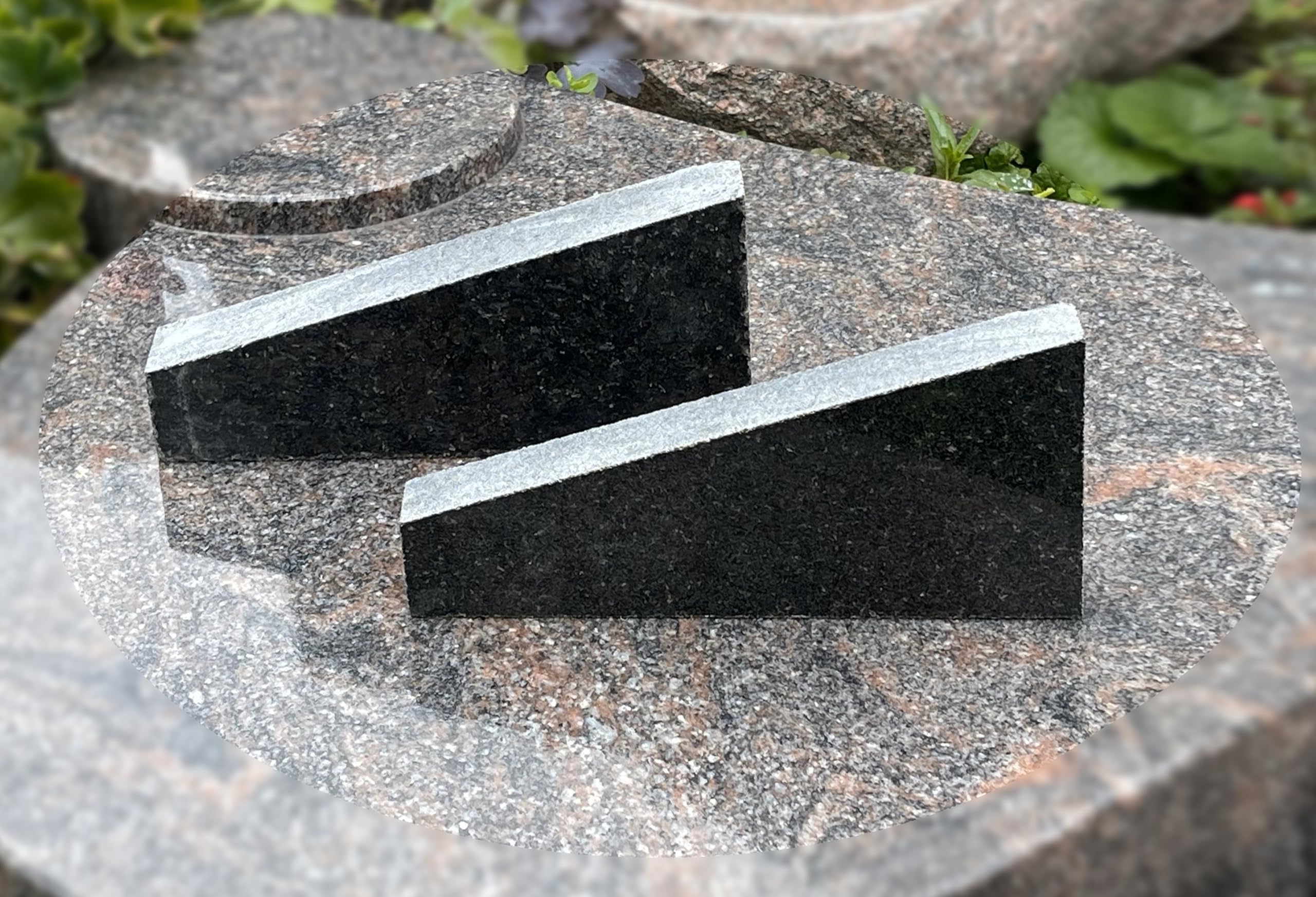 Grabplatte mit Inschrift aus Granit, personalisierbar Gedenktafel für Urnengrab, Grabstein für 1-2 Pers., Urnengrabstein N4 (30x60cm mit Stützen)