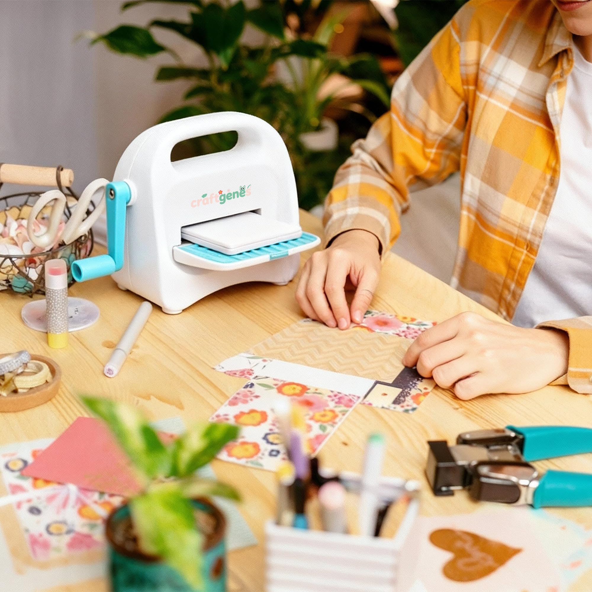CraftGenes Mini Macchina per Taglio e Goffratura con Kit di Avvio, Apertura di Alimentazione da 8,5 cm (3,3 pollici) per Carta da 7,6 cm, Include 24 Accessori per Artigianato Fai da Te, Creazione di