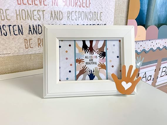Teacher Created Resources Everyone is Welcome Helping Hands Mini Accents (TCR7134)