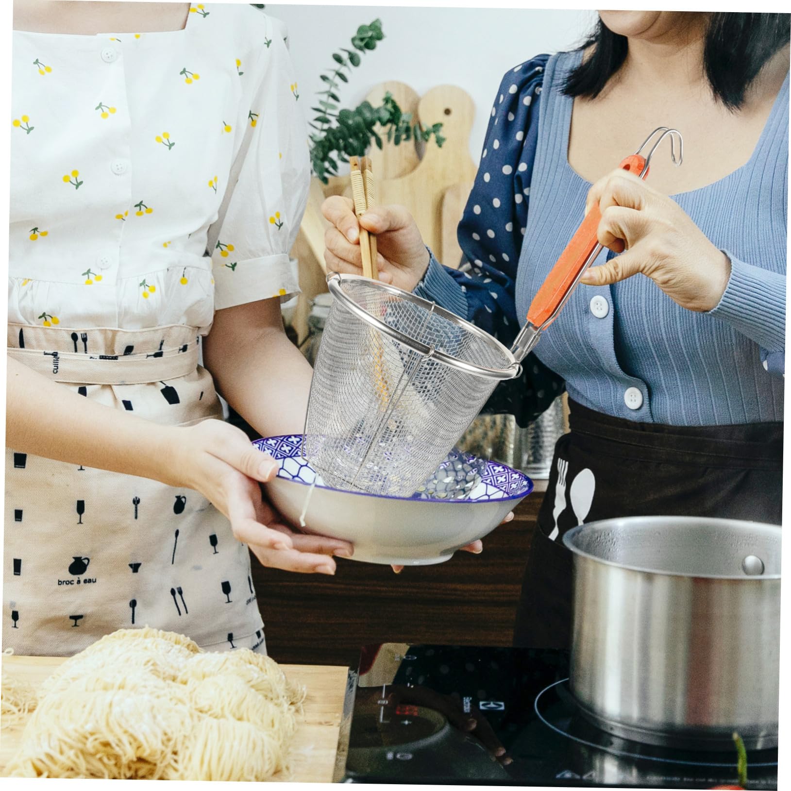 Garneck 4 Stück Nudelsieb Edelstahl Lebendmittelsieb mit Holzgriff Feinmaschiges Siebkorb für Pasta Kochen Haushalt