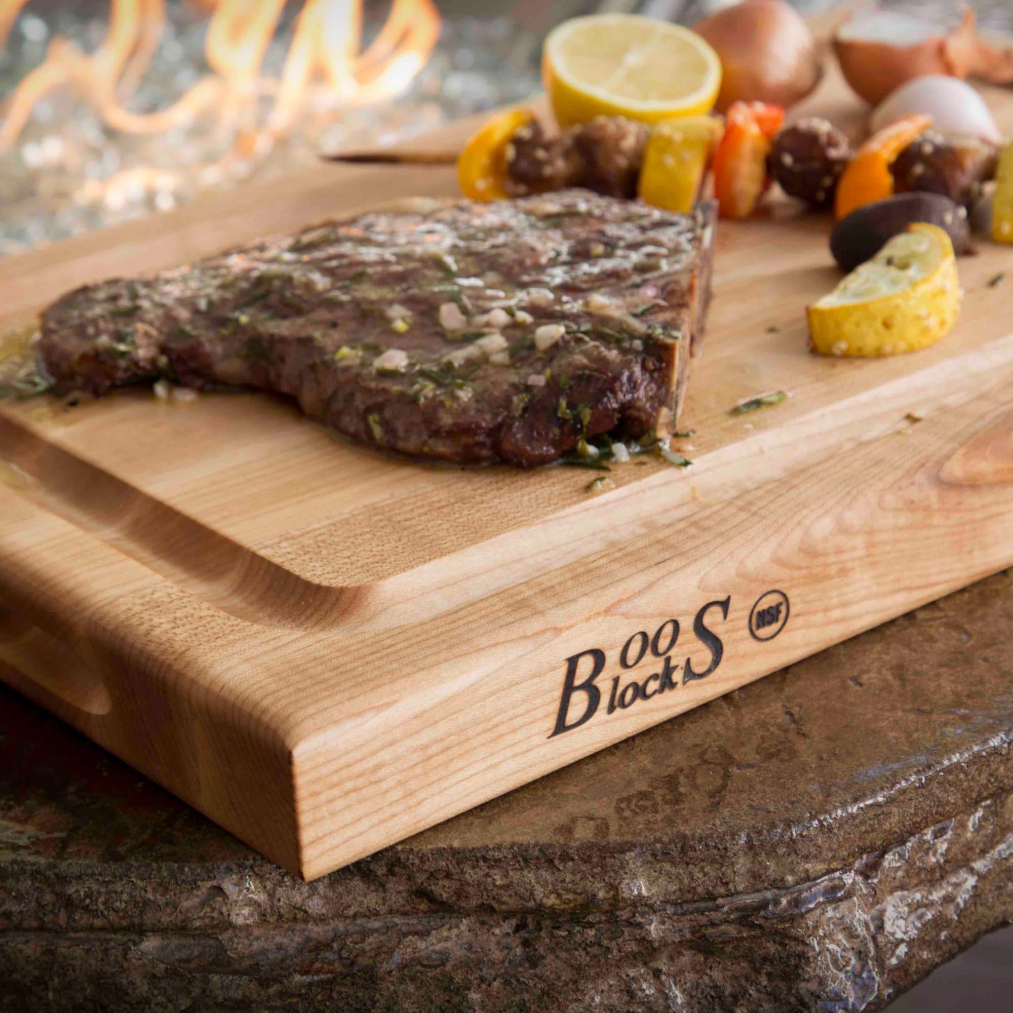 Boos Block Schneidebrett mit Saftrille XXL – 46 x 31 x 4 cm – Ahorn Holzbrett mit Griff – Großes Brett für Fleisch, Gemüse & Brot – Profi-Küchenbrett