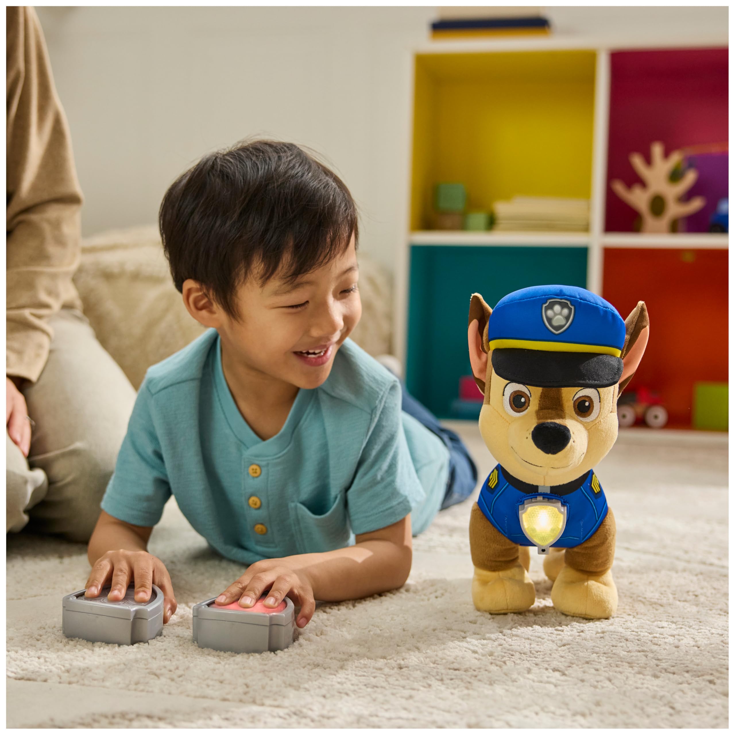 Paw Patrol Room Patrol Chase interaktywna pluszowa zabawka z ponad 75 dźwiękami, świecącymi odznakami i 3 trybami zabawy, zabawki dla dzieci dla chłopców i dziewcząt w wieku od 3 lat