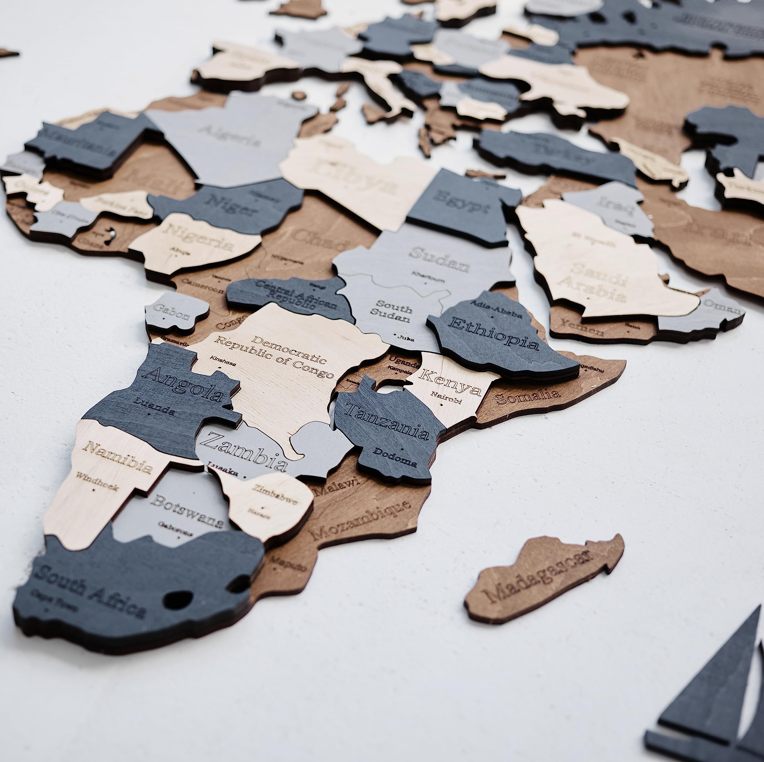 WOW WOOD Mappamondo in Legno in Inglese - 3D Scuro per lo Studio | Betulla multistrato, 324 pin con bandiere, 120x62 cm, tono espresso, montaggio adesivo, regalo aziendale che resta al muro