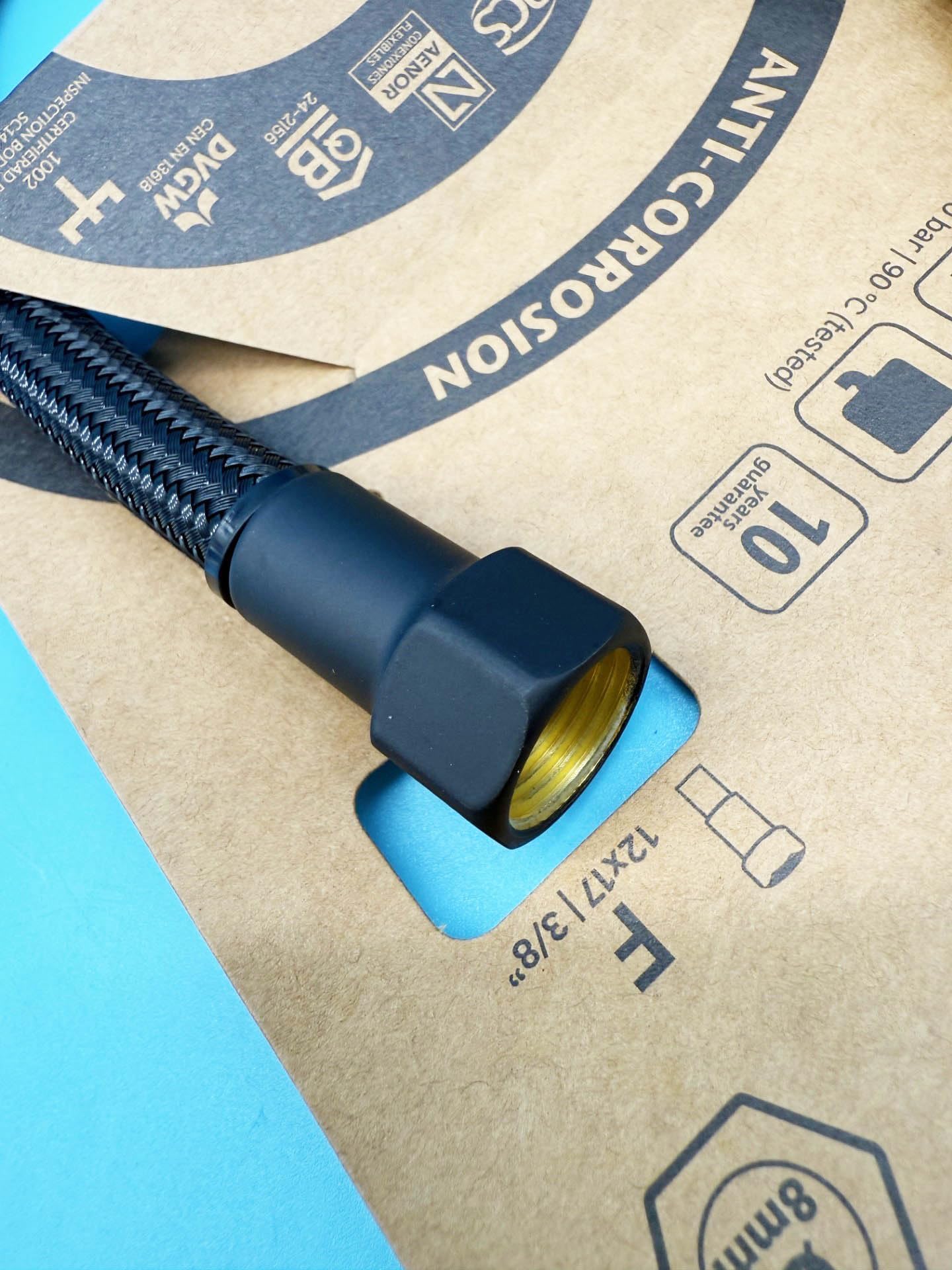 Latiguillo Flexible Negro Mate H3/8-H3/8 | Tubo Flexible Fontaneria Negro Mate | Latiguillo Metalico Flexible Fabricado en España | Para Inodoros, Lavabos, Bide, Fregaderos (40 cm)