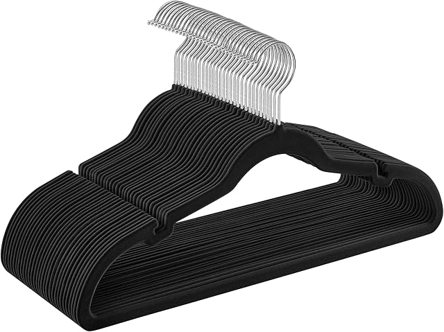 SONGMICS CRF029B03 Wieszak na ubrania, aksamitny, antypoślizgowy, z wycięciami w obszarze ramion, obracany o 360°, zajmuje mało miejsca, grubość 0,6 cm, szerokość 43 cm, 30 sztuk, czarny