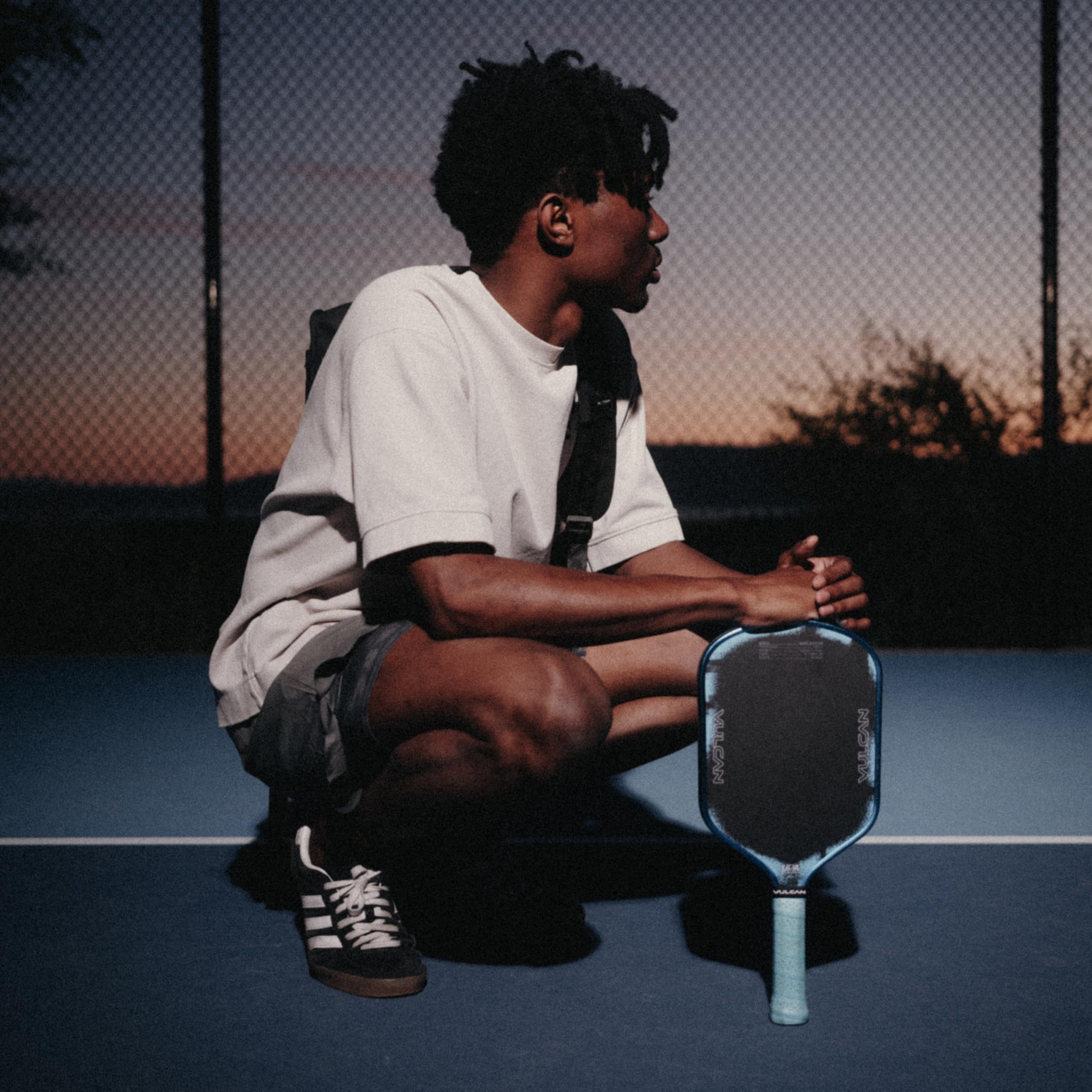 Vulcan Chapter 01 - Racchetta da pickleball in fibra di carbonio grezzo T700 con nucleo in schiuma a doppia densità, potenza e rotazione di generazione 4, approvata UPA-A, progettata con Nick Kyrgios