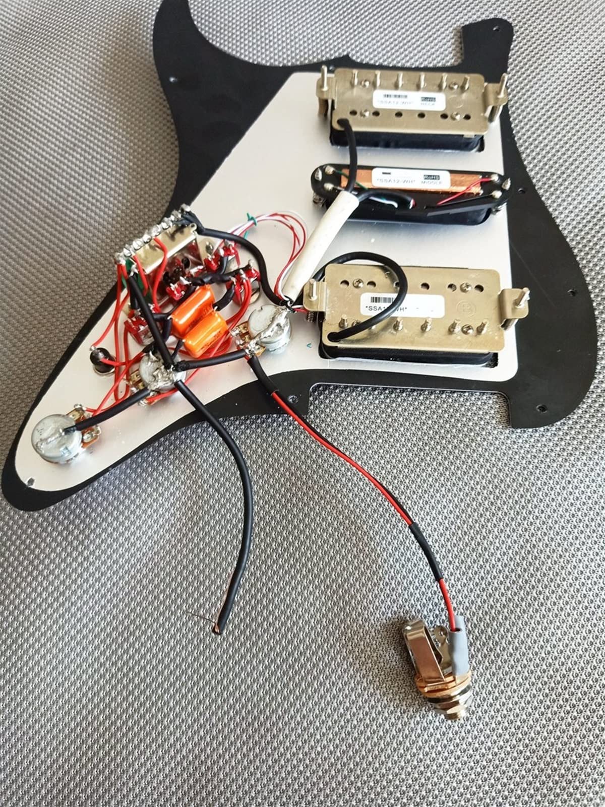 PickGuard Pickups White. Hsh. Alnico 5 Humbucker Pickups Guitar Okabling Wiązki Pucharowe Doniczki NS Gitara załadowany Humbucker