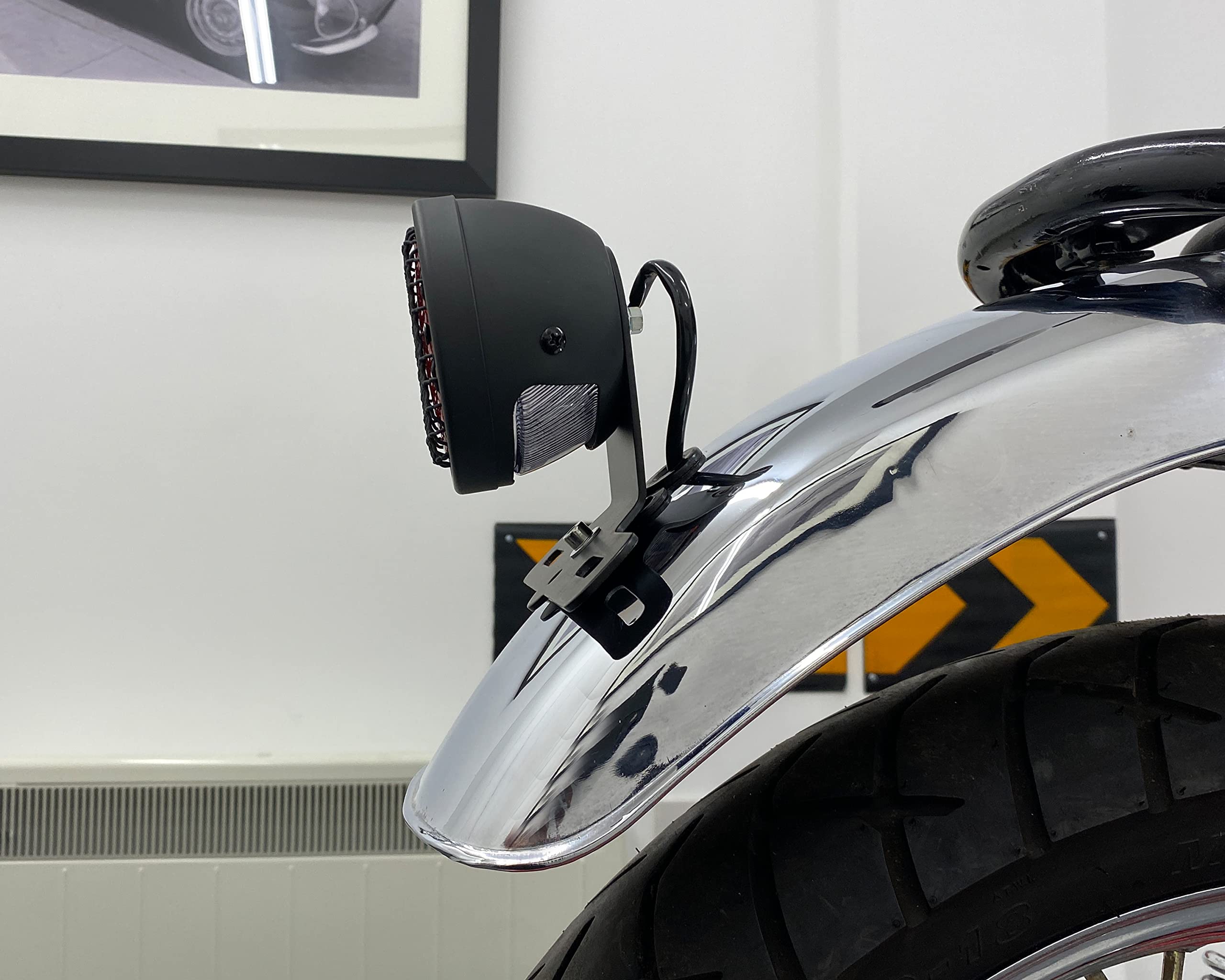 Alchemy Parts Feu stop arrière à LED vintage avec grille en maille rétro et support de plaque d'immatriculation | Idéal pour les cafés coureurs, choppers et vélos personnalisés | LED 12 V (noir)