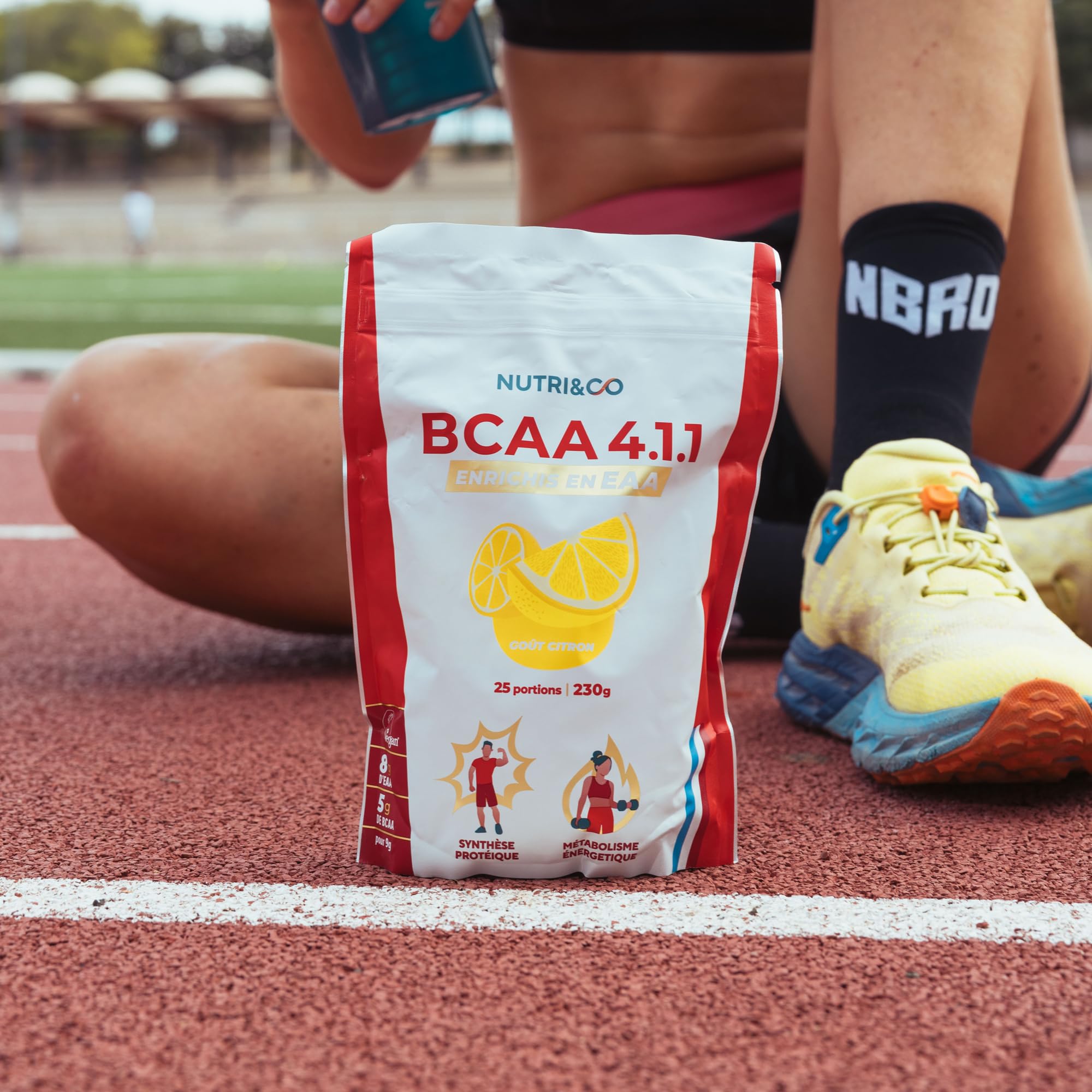 NUTRI & CO BCAA en Poudre 4.1.1 enrichi en EAA - Acides Aminés Prise de Masse & Récupération Musculaire - Leucine, Isoleucine, Valine - Vitamine B6-230g Saveur Citron - 25 portions Vegan