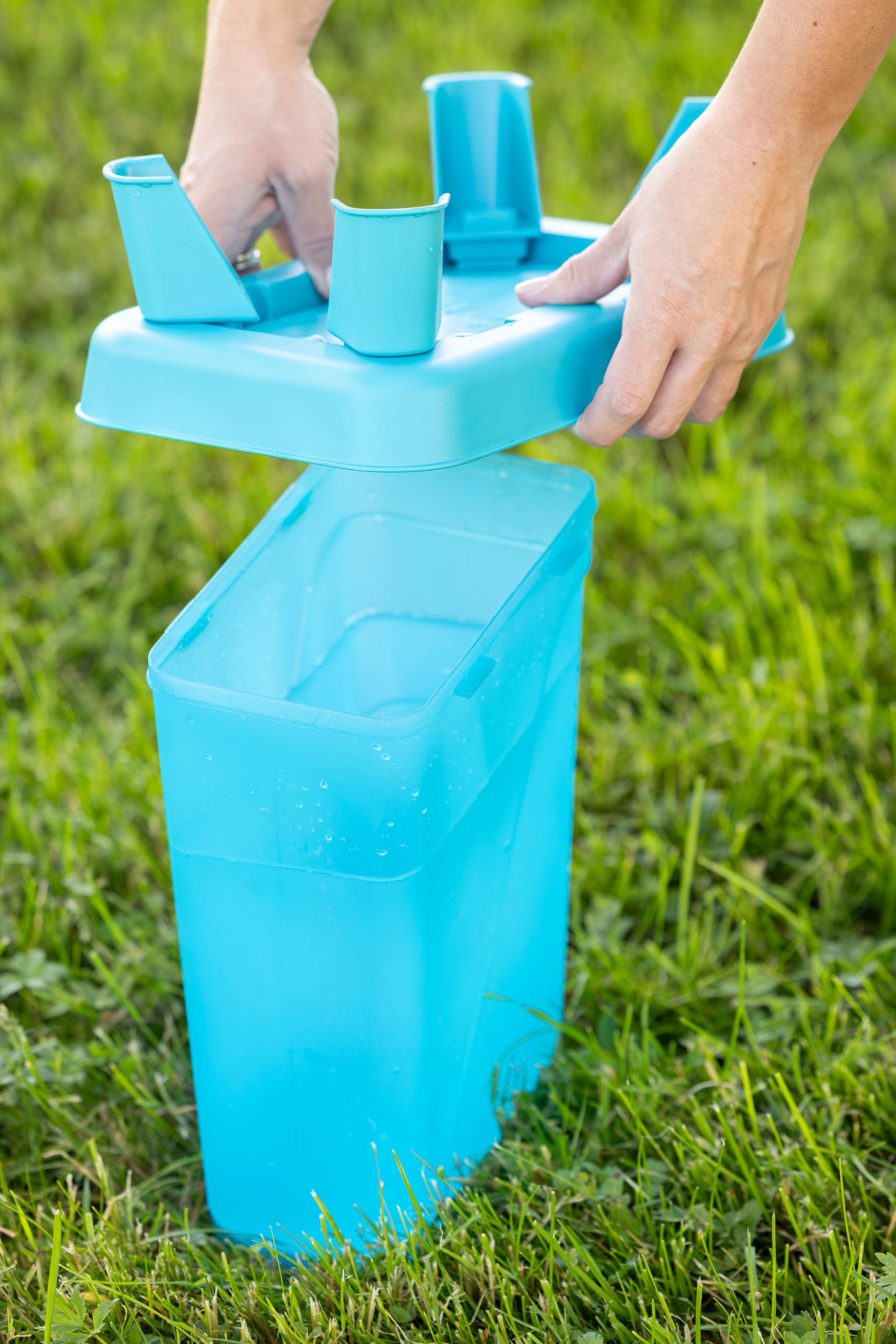 Kerbl Hobbyfarming Abbeveratoio in plastica con piedini, Alimentazione automatica dell'acqua, Supporto stabile, Resistente alle intemperie, Con maniglia per il trasporto, Piano trasparente, 5.5L, blu