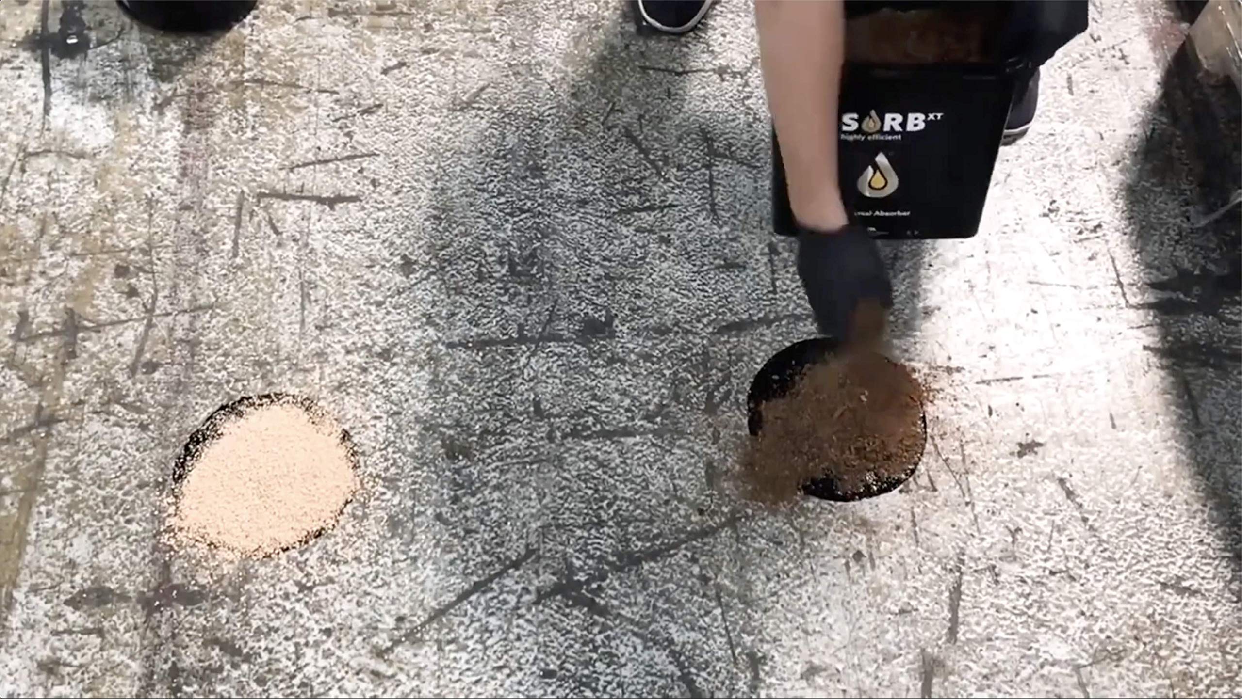 SORB XT Bindemittel, Mobile Soforthilfe, Schutz kleinerer Flächen Für Straßen und Asphalt, regulärem Untergrund, industriellem Untergrund, speziellem Untergrund - 10 Liter/Eimer