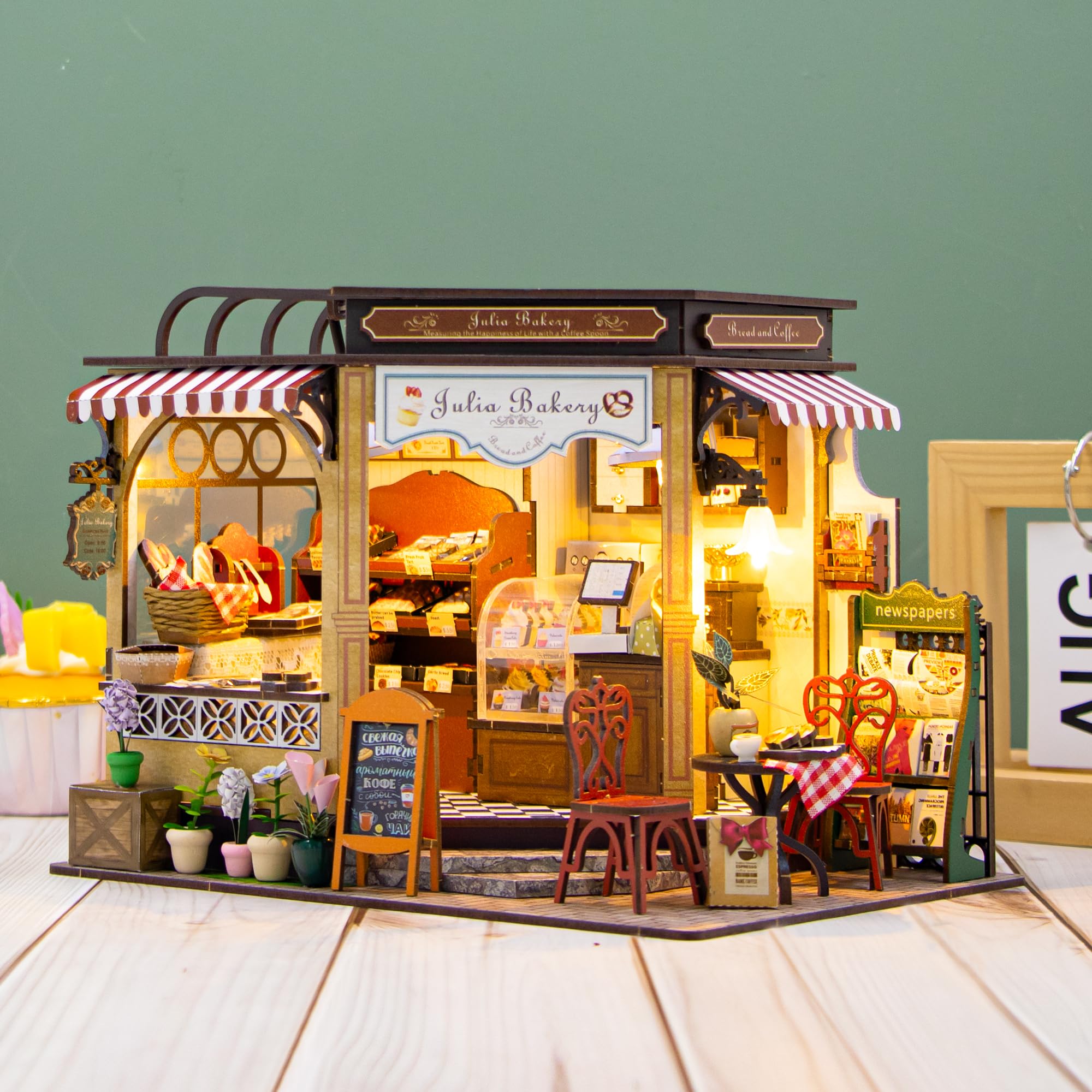CUTEROOM Domek dla lalek z drewna, miniaturowy zestaw, miniaturowy zestaw do piekarni, model Julia's Café, kreatywny prezent dla dorosłych