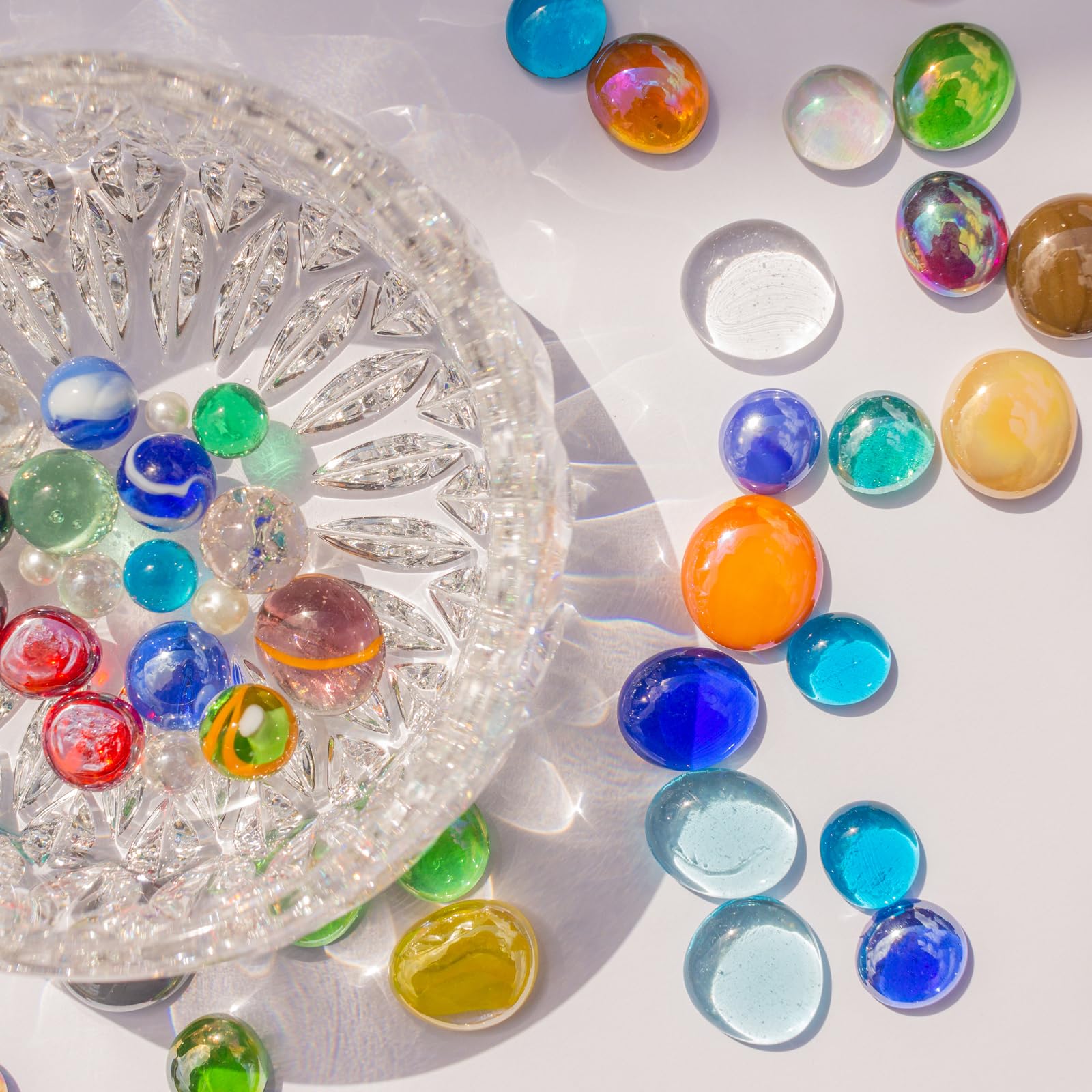 QUARKZMAN Billes de Verre Plates Décoratives 17-19mm Remplissage de Vase en Roche Perles Cailloux Ambre Clair pour Aquarium Décoration de distribution de Table, 50 Pièces