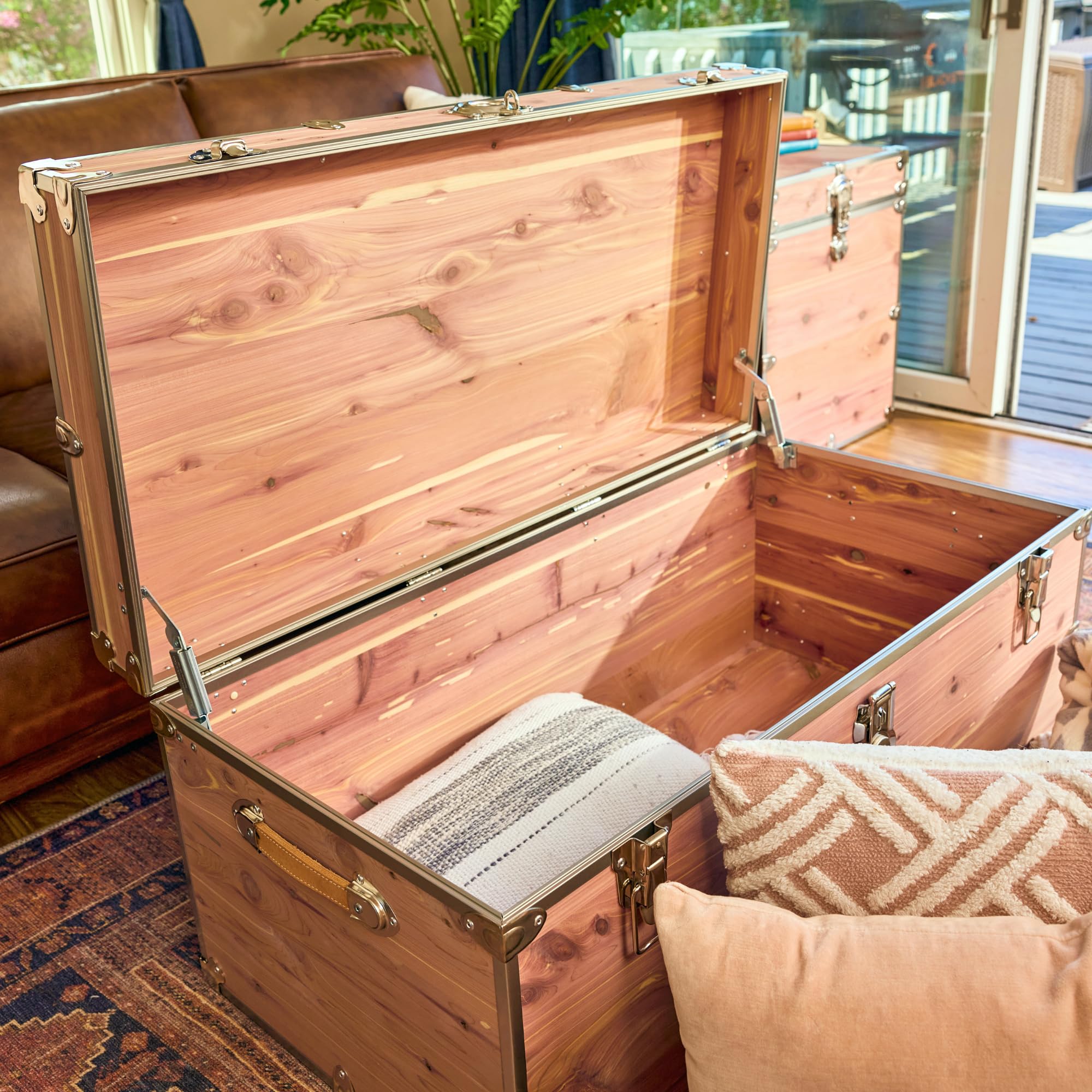 Rhino Trunk & Case Western Red Knotty Cedar Large Trunk For Foot