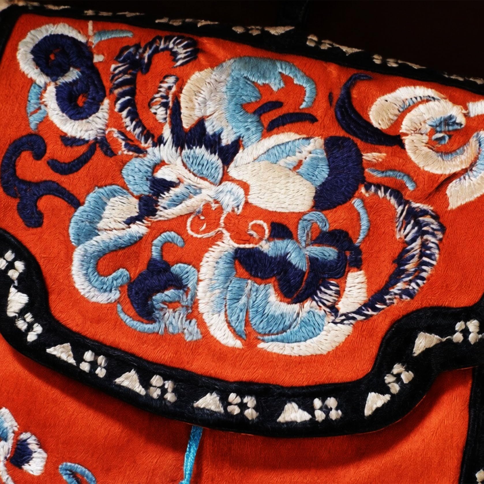 HangErFeng 161 - Bolsa de seda bordada con diseño de mariposa y peonía geométrica