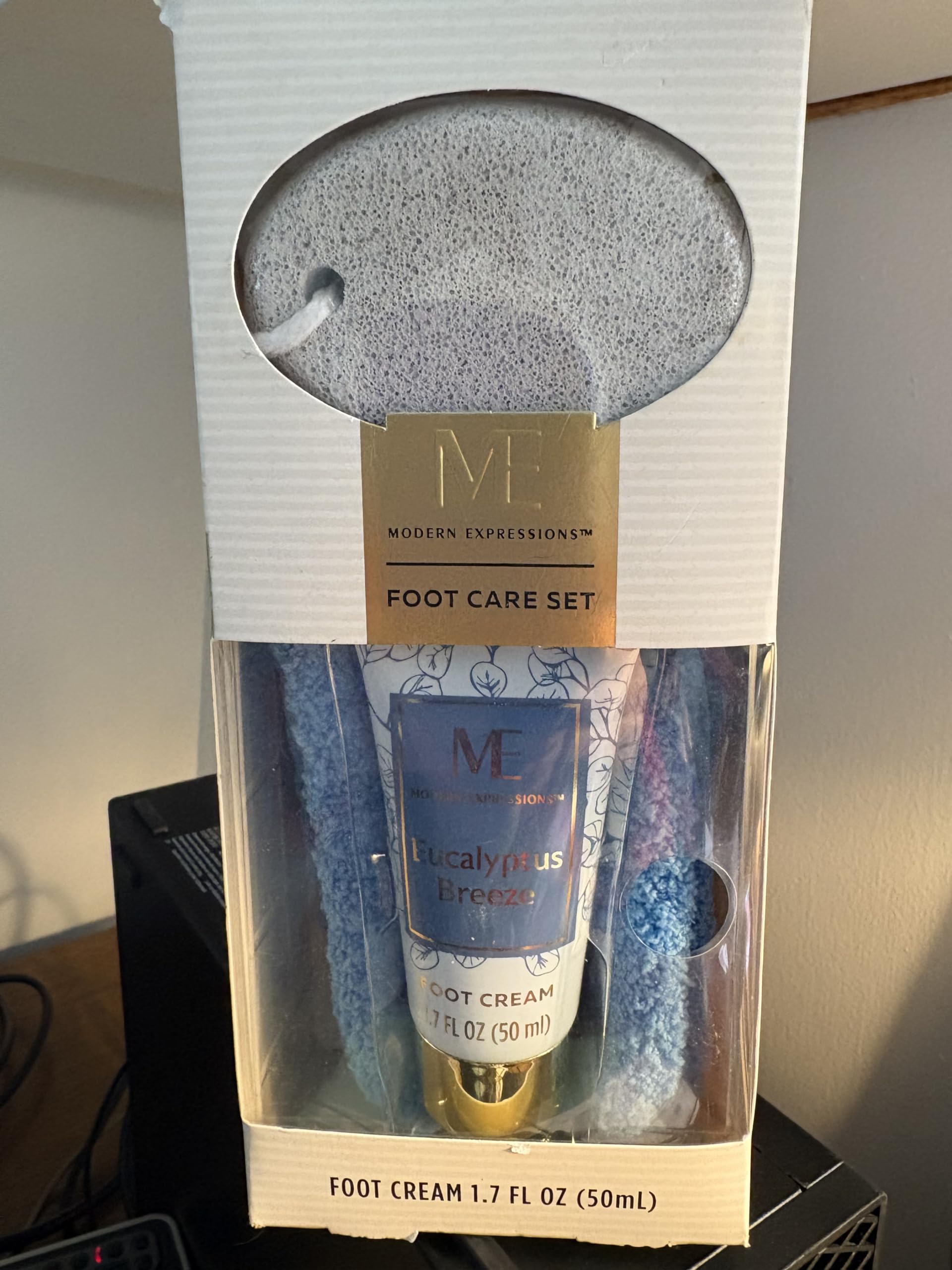 FOOT Care Set-Cozy Socks-Pumice Stone-Eucalypus Breeze Foot Cream 1.7 fl oz