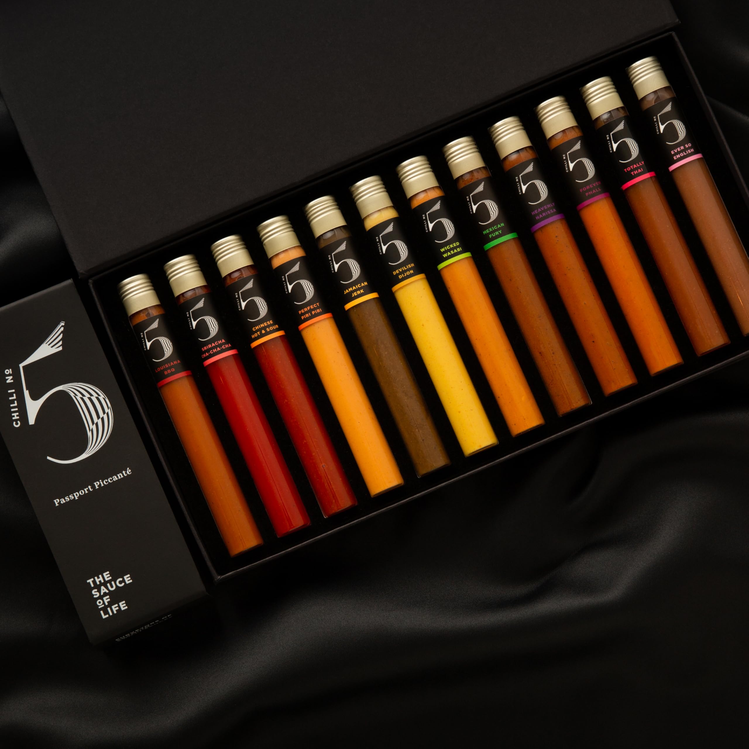 Chilli No. 5 Passport Piccanté | Coffret Sauce Piquante du Monde- 12 flacons en verre de 25 ml, Coffret Cadeau Gourmet, Super-aliments Sains, Végan, Sans Gluten, Sans Arômes