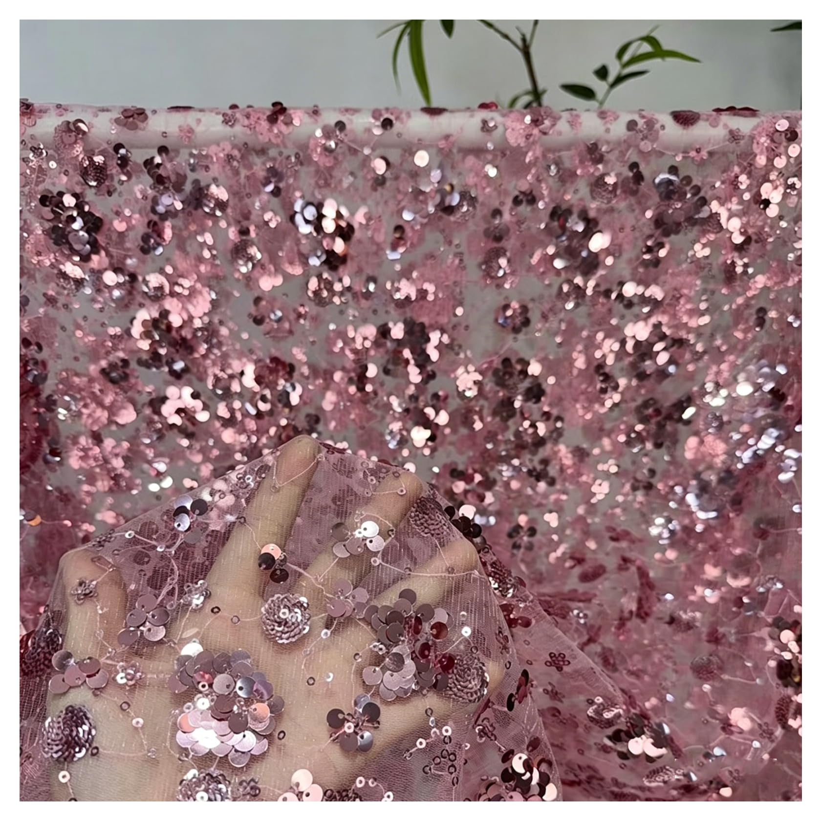 Tissu en tulle pailleté rose pour embellir facilement vos vêtements ternes et décors