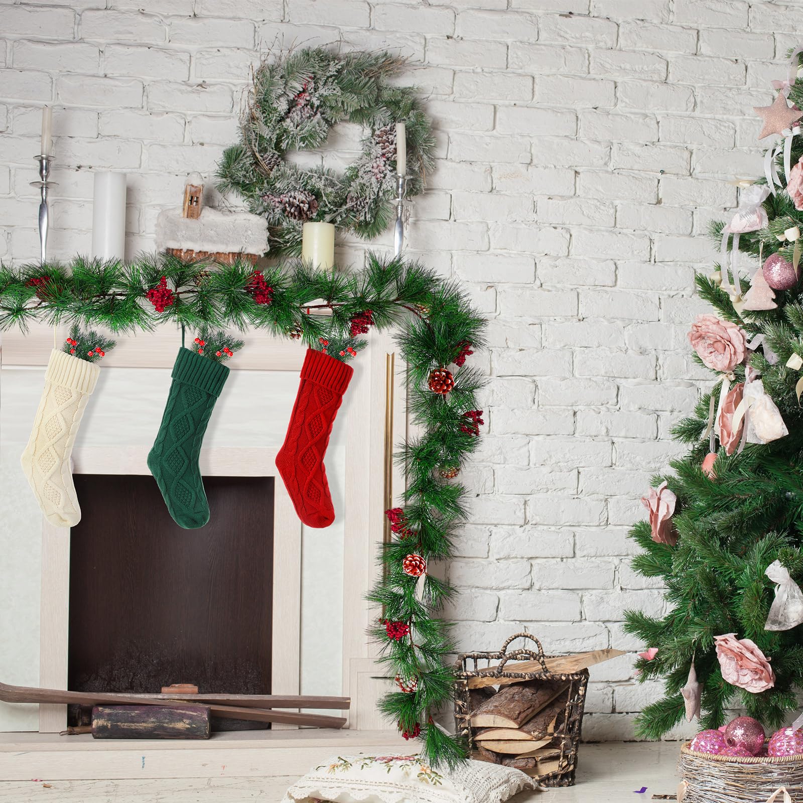 Shappy 6 Stück gestrickte Weihnachtsstrümpfe mit 1,8 m künstlicher Weihnachtsgirlande mit roten Beeren Tannenzapfen Weihnachtsdekoration für Familie Urlaub Xmas Party Kamin Kaminsims Stairecase Indoor