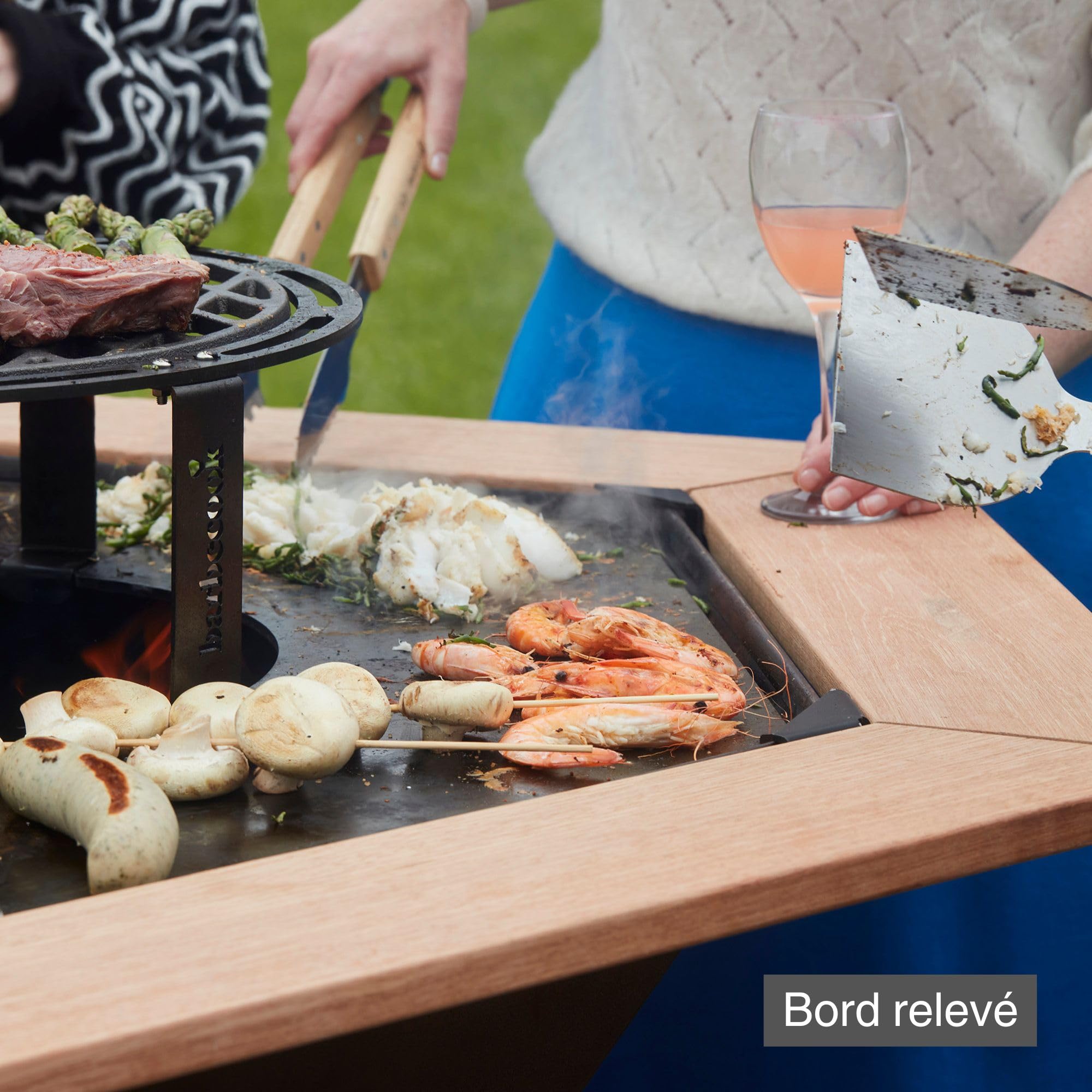 Barbecook Nestor oryginalny grill na drewno z planchą, stolikami bocznymi i podwyższoną kratką ze stali corten, 128 x 120 x 120 cm