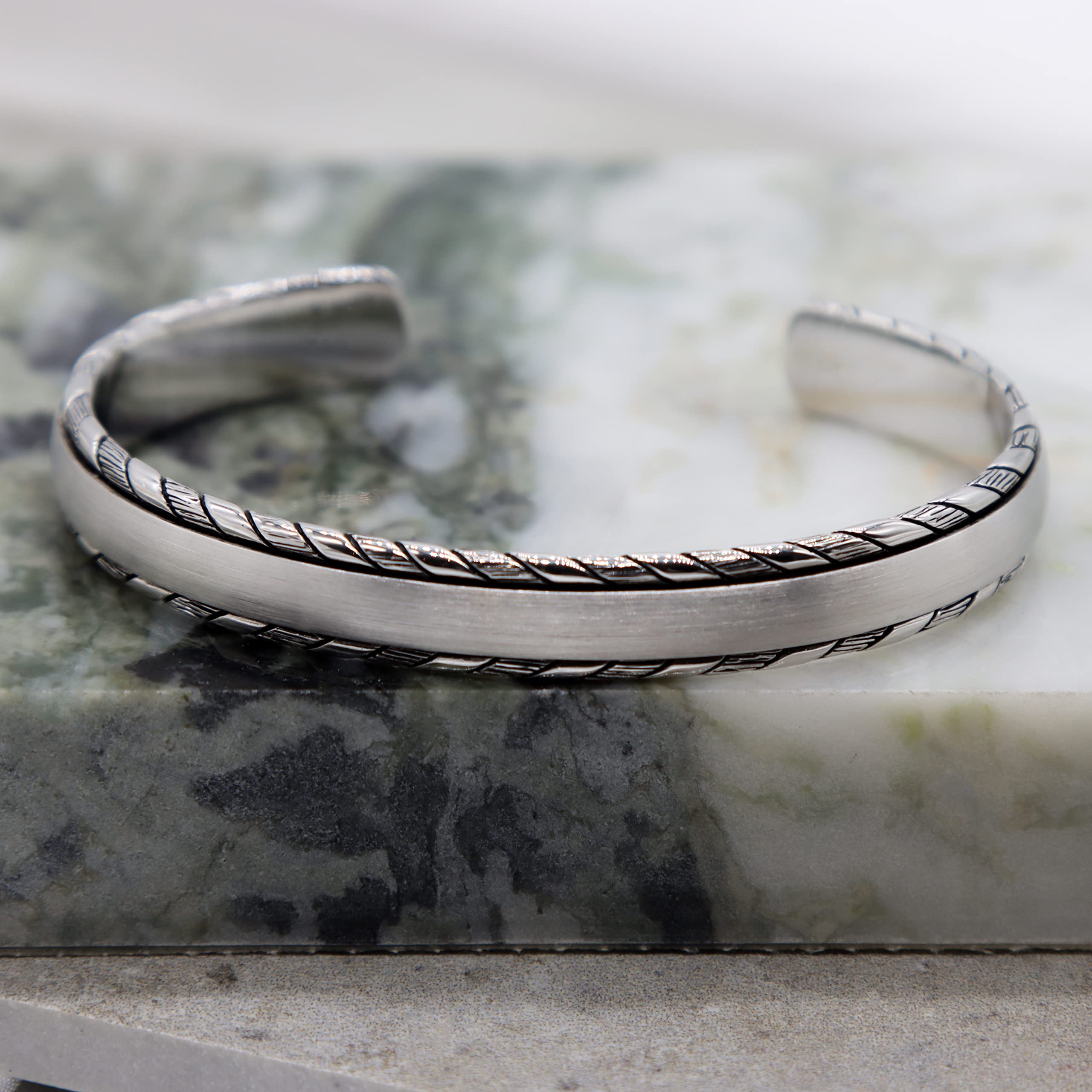 Tuscany Silver Brazalete de plata de ley chapado en rodio mate cepillado y trenzado para hombre, talla única, Plata chapada en rodio