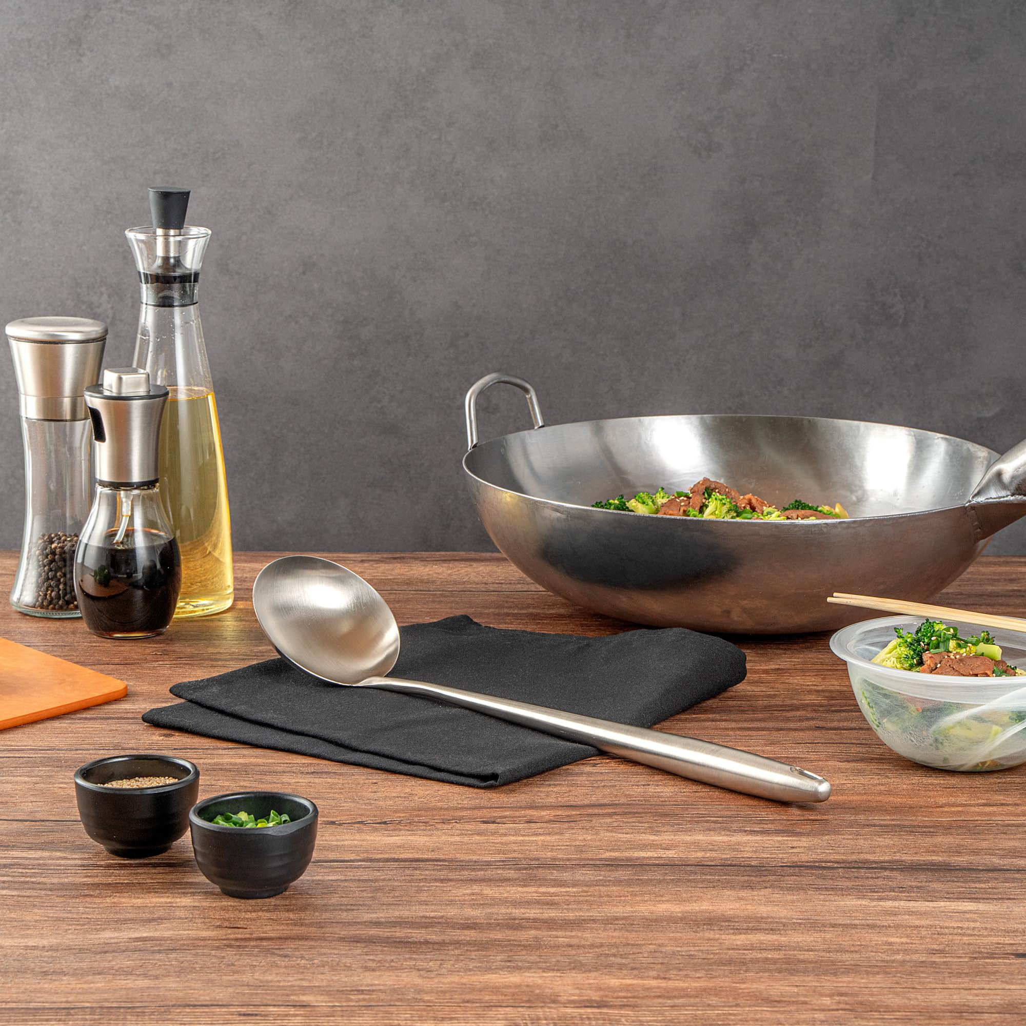 Restaurantware Motomori - Cucharón wok de 17 pulgadas, 1 cuchara de wok lavable en lavavajillas, agujero para colgar, mango extralargo, cucharón de cocina china de acero inoxidable 304, para revolver,