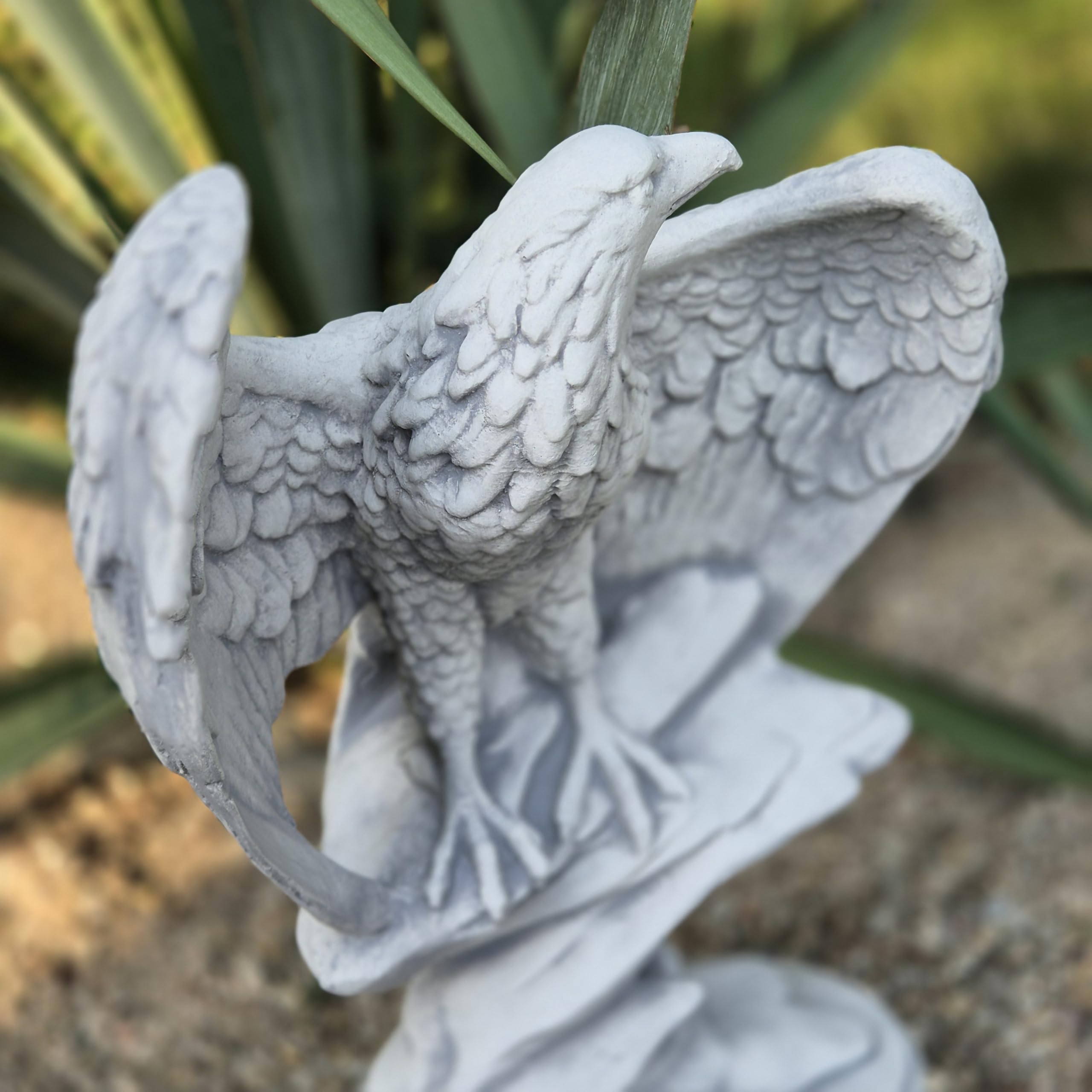 FABRIQ Adler auf Felsen 32 cm – 4 kg Steinguss Tierfigur – Frostsichere Gartendeko – Realistische Skulptur