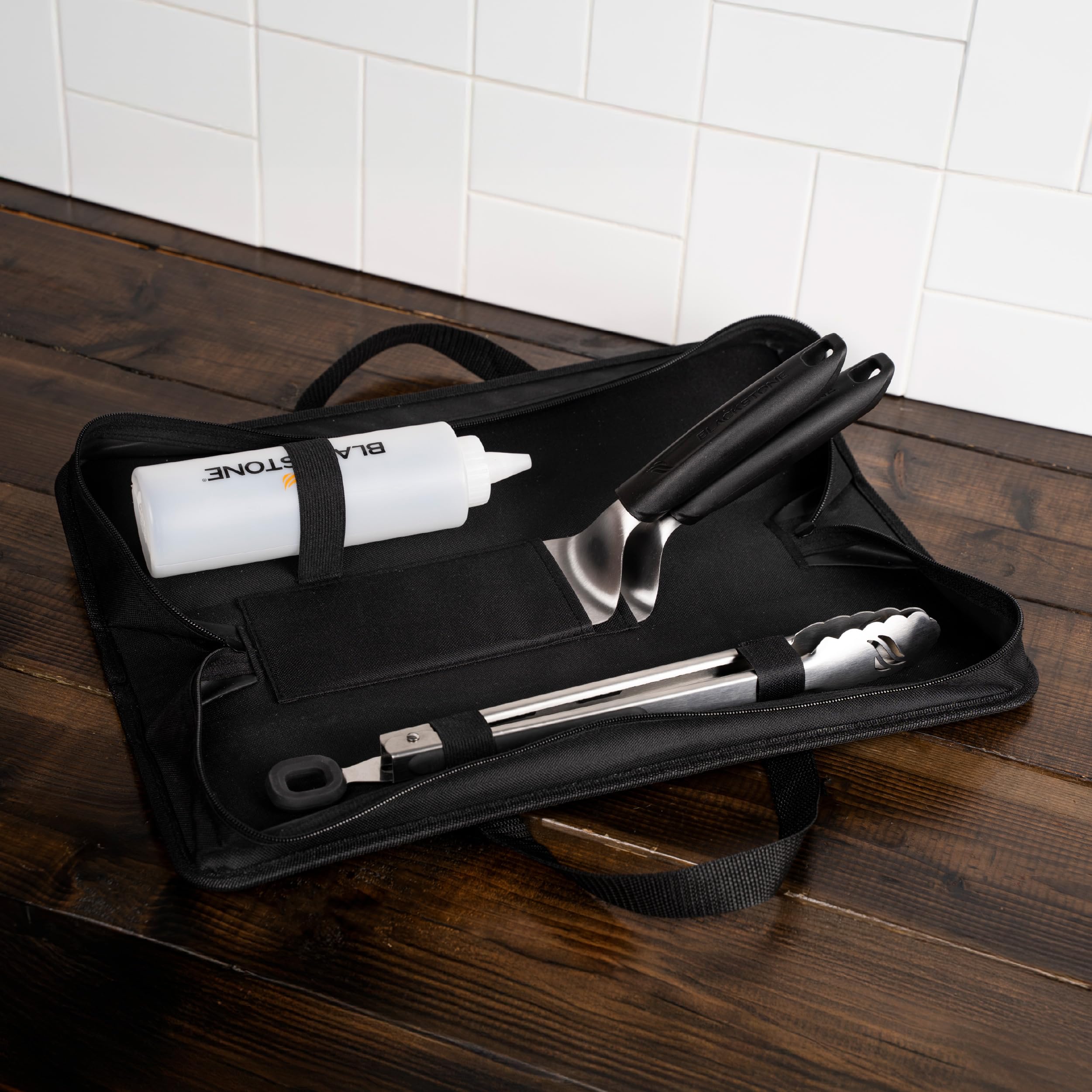 Blackstone 5481 - Kit di 5 utensili per griglia da tavolo, per esterni e interni, 2 spatole in acciaio inox, 1 pinza classica, bottiglia da spremere da 473 ml, 1 borsa per il trasporto, nero, argento,