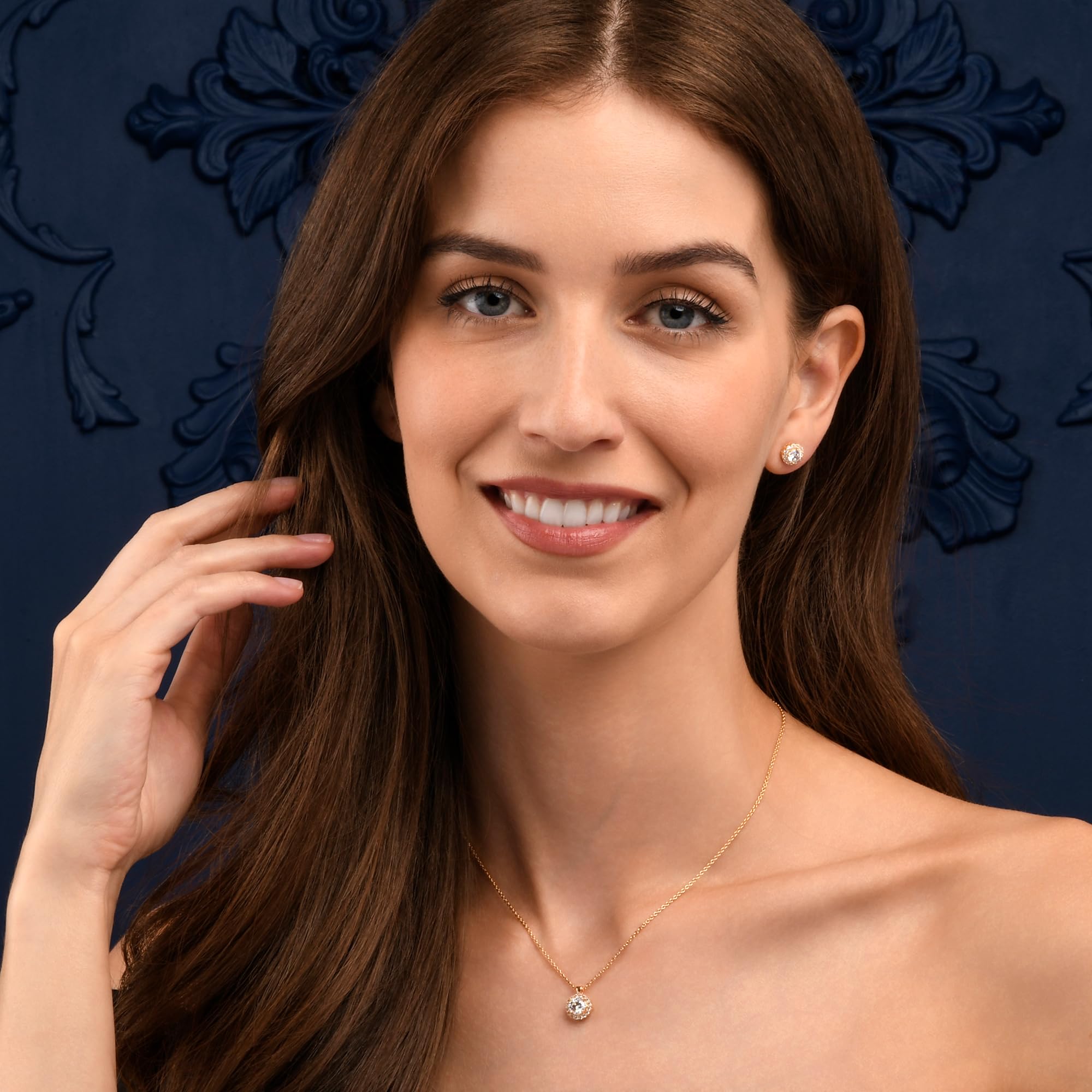 Diamond Treats Damen-Halskette aus 925er Sterlingsilber oder vergoldetem Silber mit rundem Zirkonia-Mittelstein und funkelndem Halo – elegante Silber- oder Gold-Halskette mit Geschenkbox