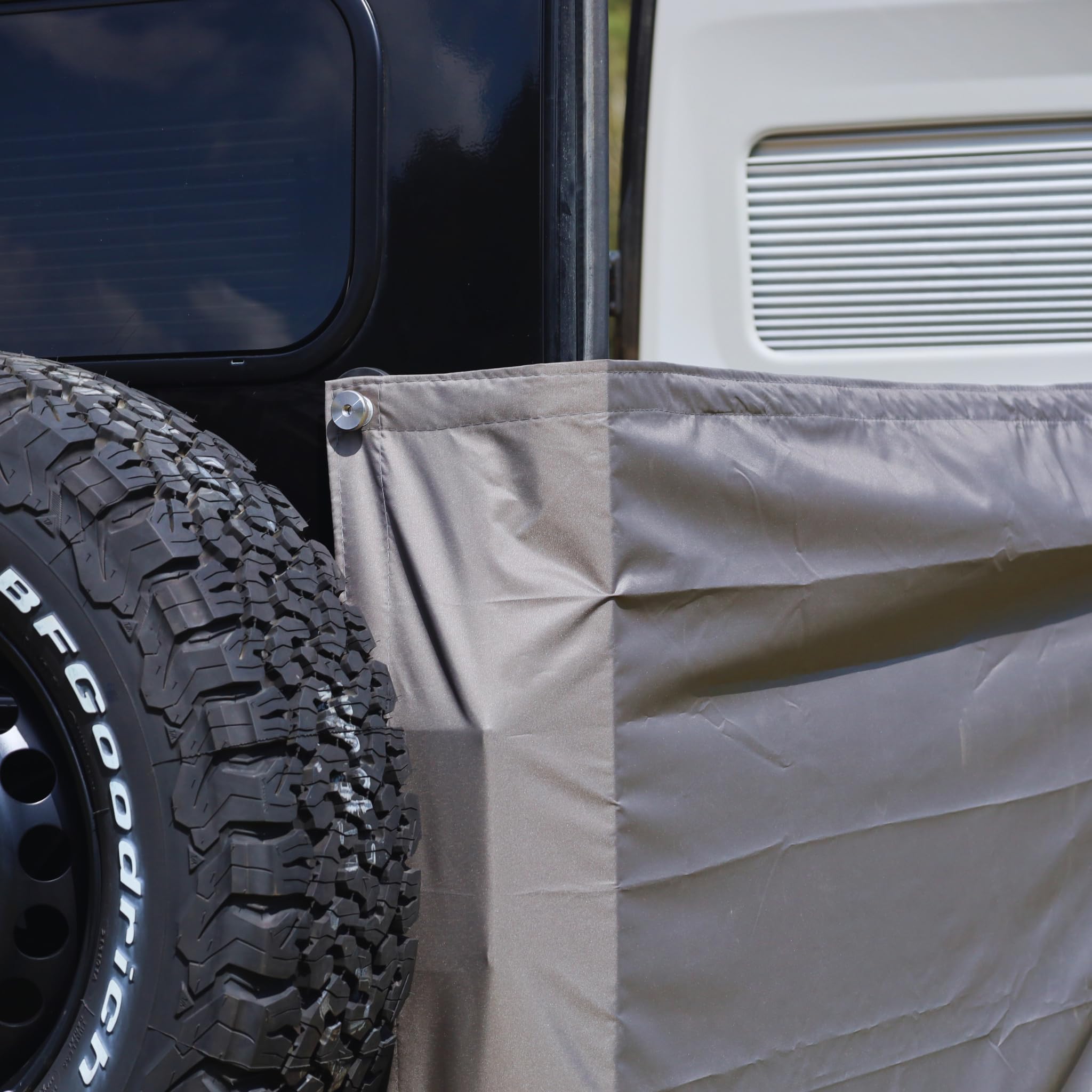 Campnetic Sichtschutz & Duschvorhang mit Magnethalterung - Einfaches Anbringen ohne Bohren - Offroad Zubehör - Camper Zubehör - komplettes Set inkl. praktischem Aufbewahrungsbeutel