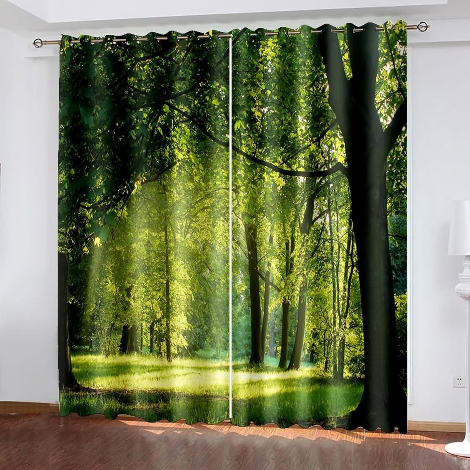 Cortina divisora para sala de estar y comedor que crea dos ambientes independientes con sol y árboles