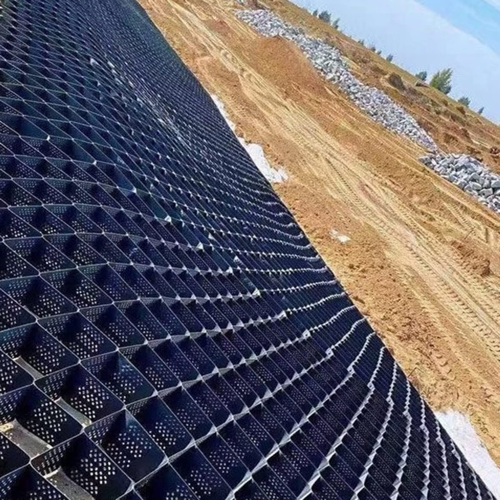 Grille de gravier pour stabiliser un sol instable et supprimer les ornières de voiture
