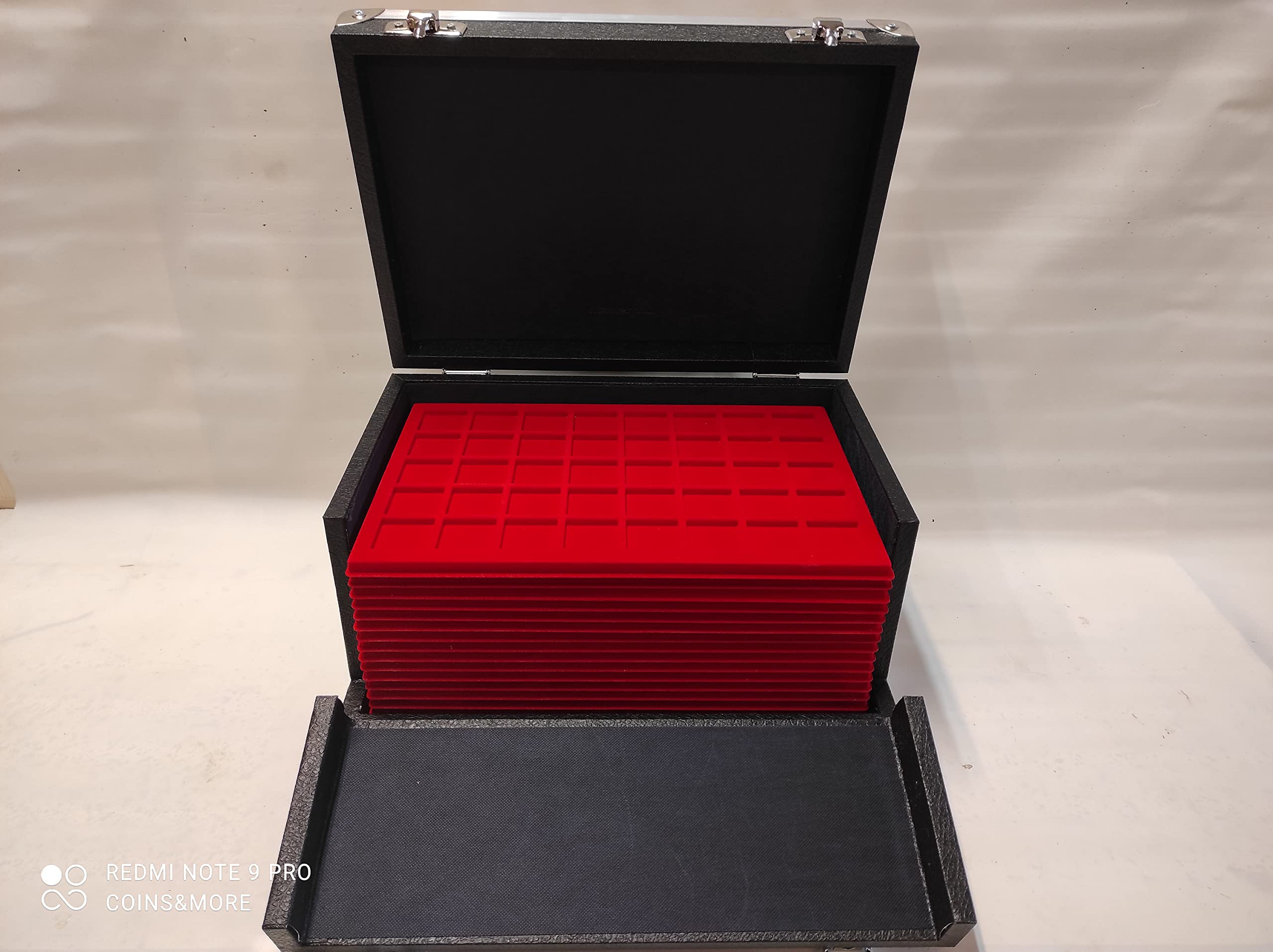 Coins&More Mallette transport numismatique en similicuir noir pour 20 plateaux de pièces et médailles, fermeture à cadenas, poignée de transport
