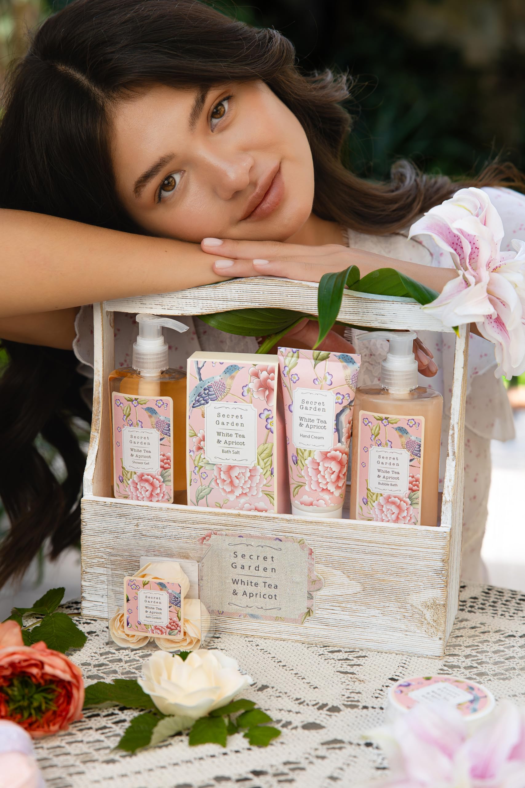 Accentra Set regalo SECRET GARDEN, set bagno donna con 240 ml gel doccia e 240 ml bagnoschiuma, cofanetto regalo bagno donna in scatola di legno bianca con manico, idea regalo cura corpo per lei