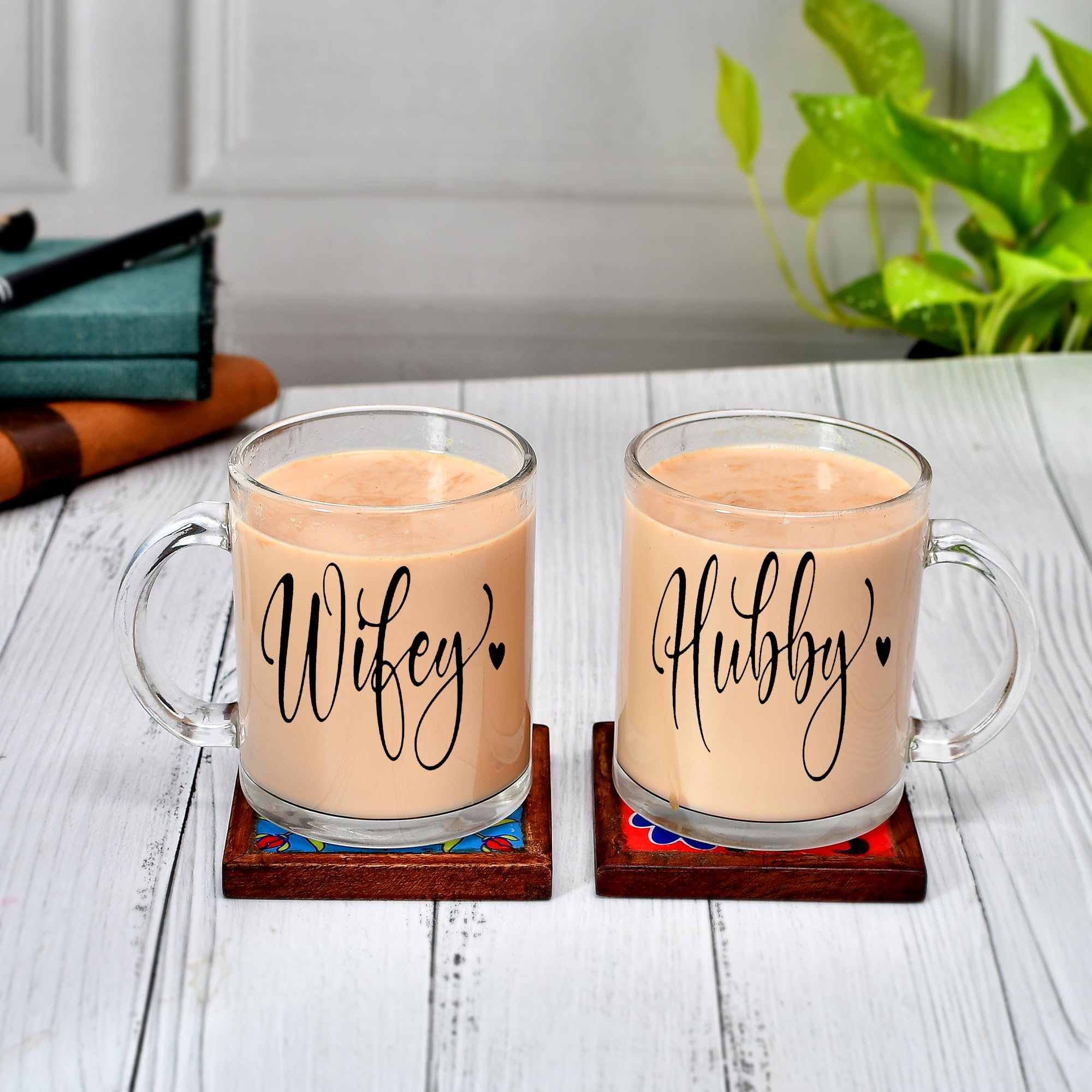 DEMITASSE STORE " Stylish Hubby & Wifey Quote Printed Transparent Glass Mug Unique Gift for Birthday, Anniversary, Couple, Best Wishes and Any Other Special Day| Coffee Mug & Tea Cup |330 ml