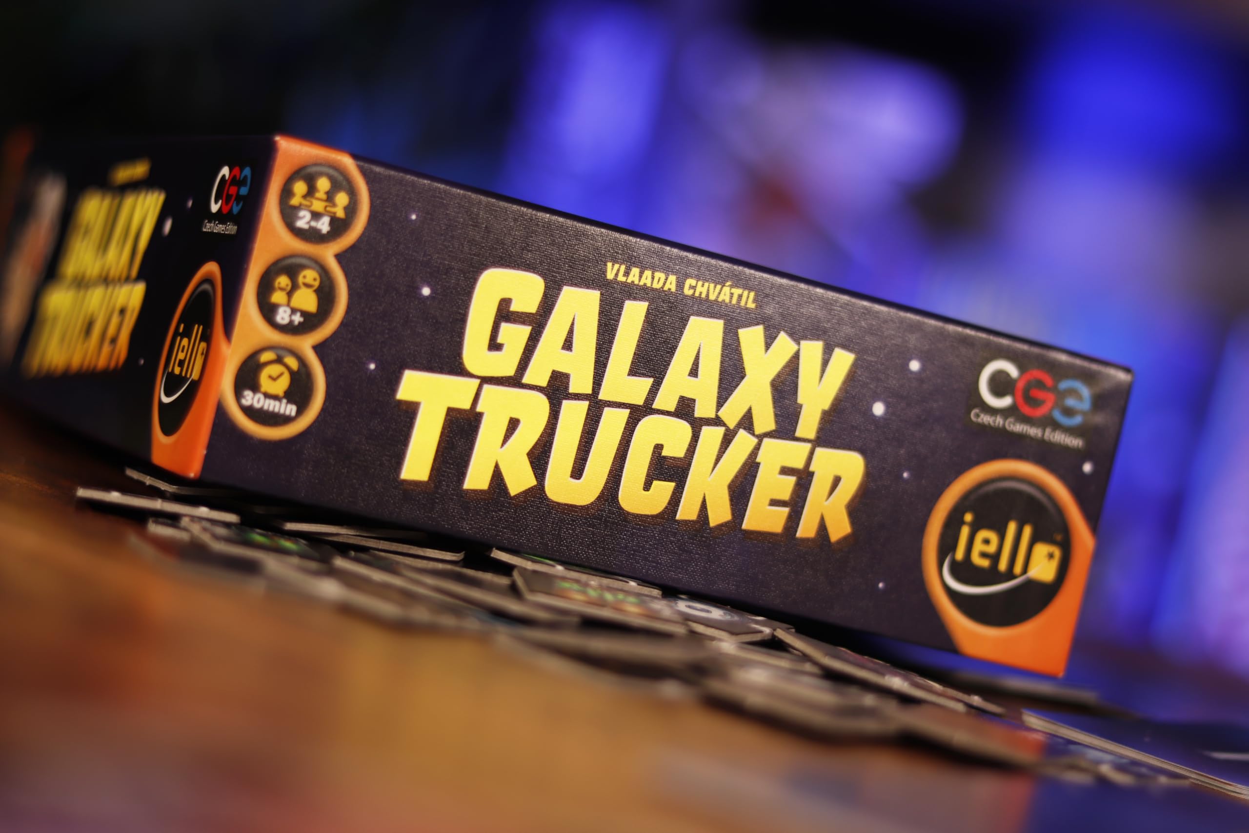 IELLO Galaxy Trucker – Version Française – Jeu de Société Familial & Stratégique – Construction de Vaisseaux, Aventure Spatiale & Humour | 2-4 Joueurs | 30 Min | Dès 8 Ans